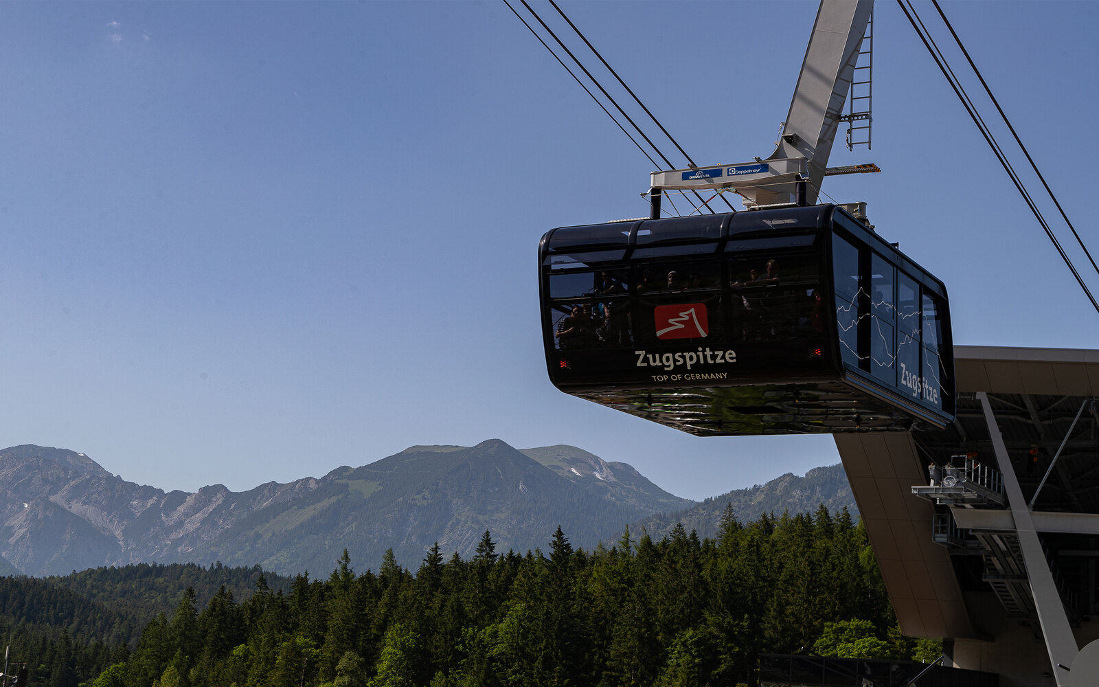 乘坐纜車，欣賞風景優美的旅程，抵達德國最高峰楚格峰的頂端