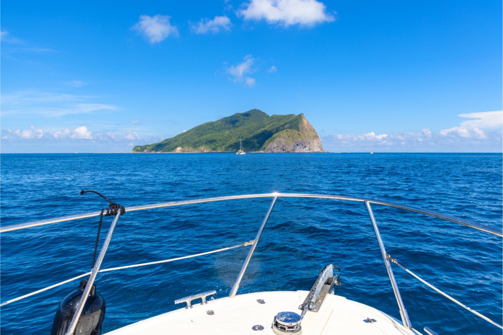 搭乘賞鯨團繞龜山島,幸運的話可以看到成群的海豚以及鯨魚! 搭乘賞鯨團繞龜山島,幸運的話可以看到成群的海豚以及鯨魚!