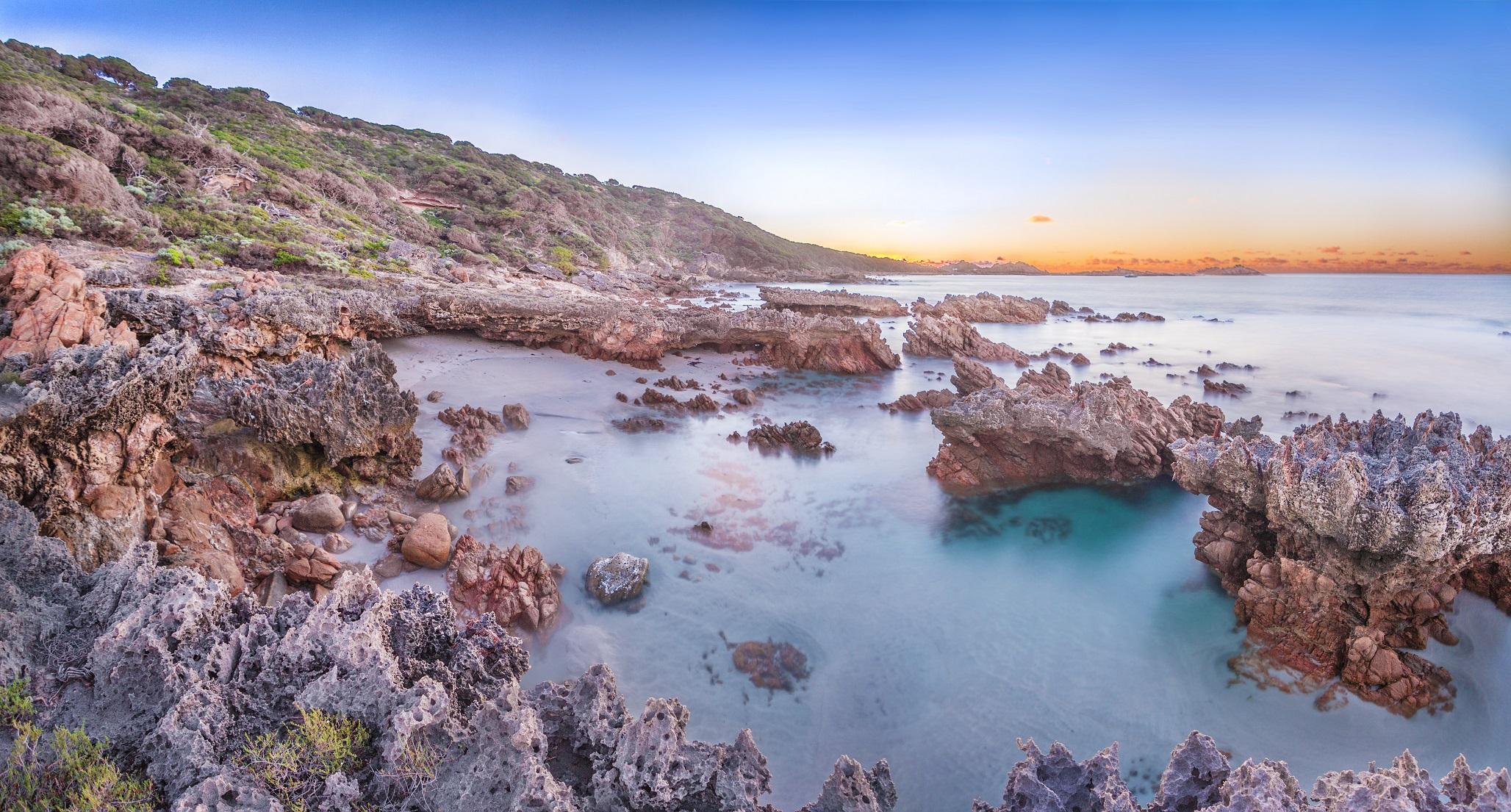 穿越過蜿蜒的葡萄酒莊園，抵達運河岩石（Canal Rock），看巨大的赤褐色花崗岩石驚濤拍岸，看2.7億年沖刷而成的運河蔚為壯觀。