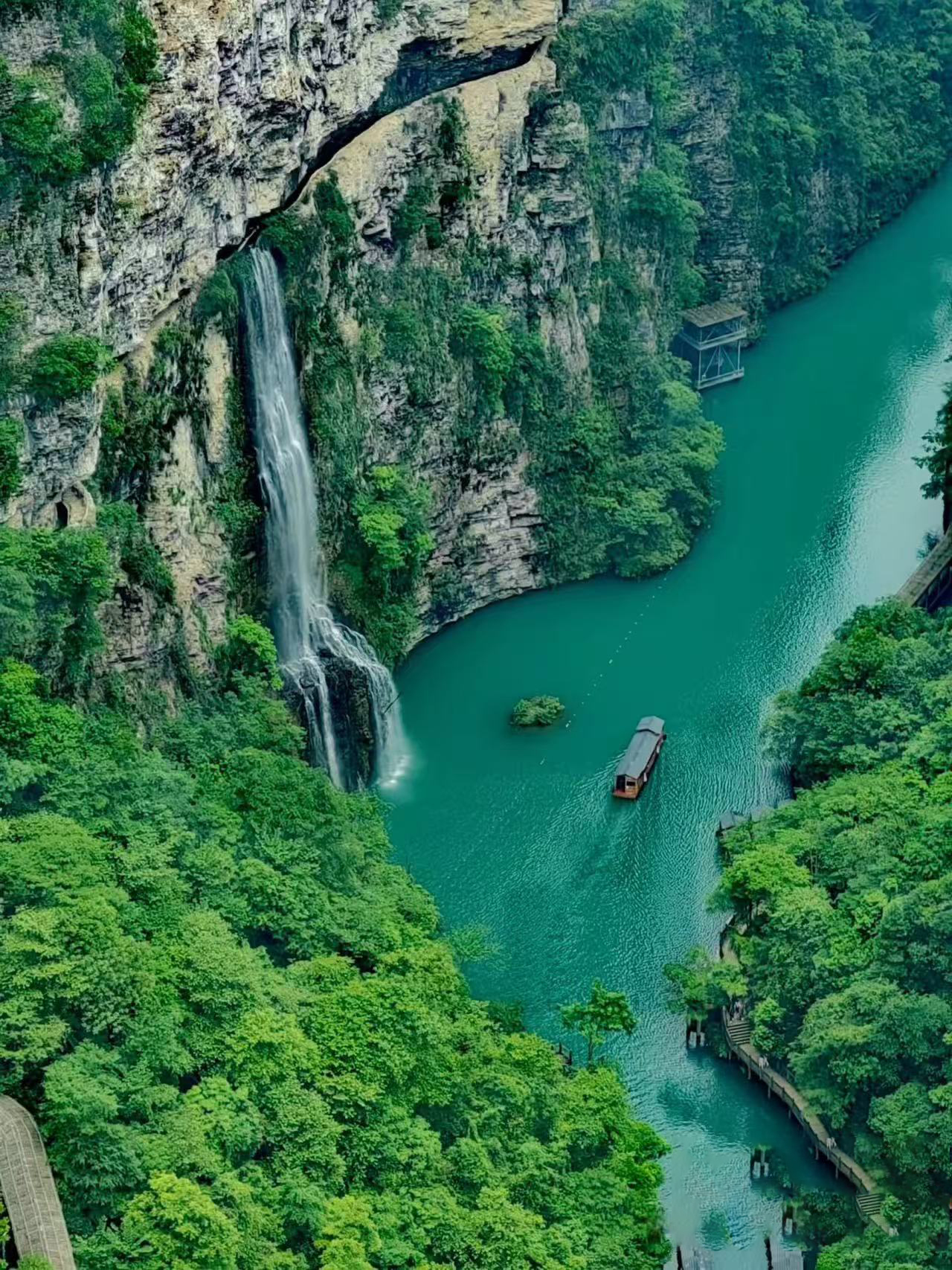 湖湖水碧綠如翡翠，兩岸絕壁凌空，景色優美。乘坐遊船，可從獨特的角度觀賞玻璃橋，還能欣賞神泉湖瀑布，感受峽谷崖壁的壯觀。