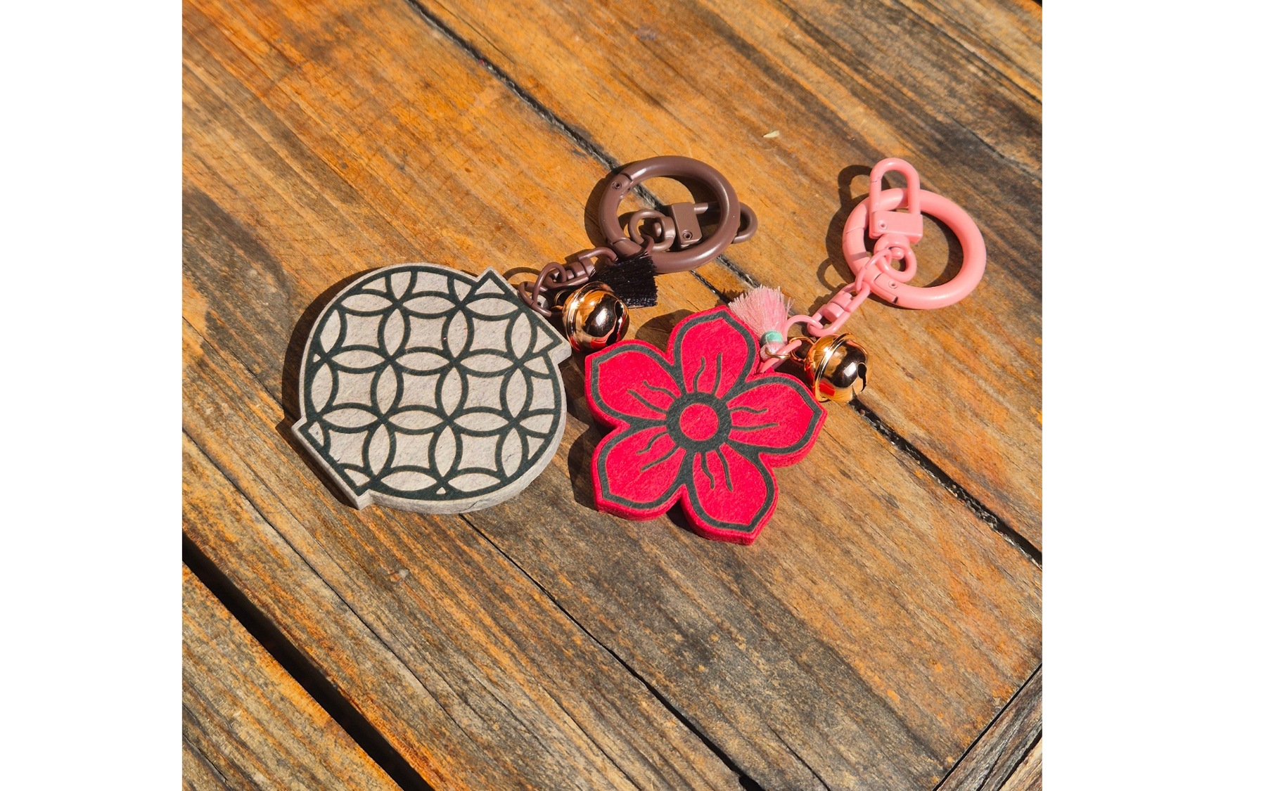 Create your own hanji keyring or magnet — choose between a flower or a moon jar design.