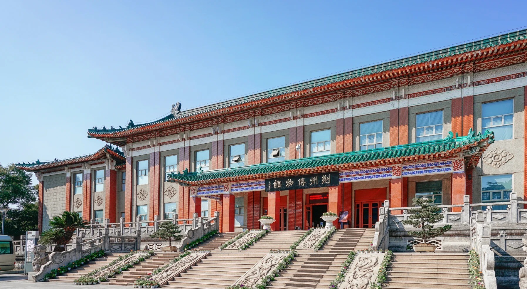 館藏有戰國五代越王劍、漢男屍、秦漢漆器等一級文物，縱觀館內13萬餘件珍貴文物