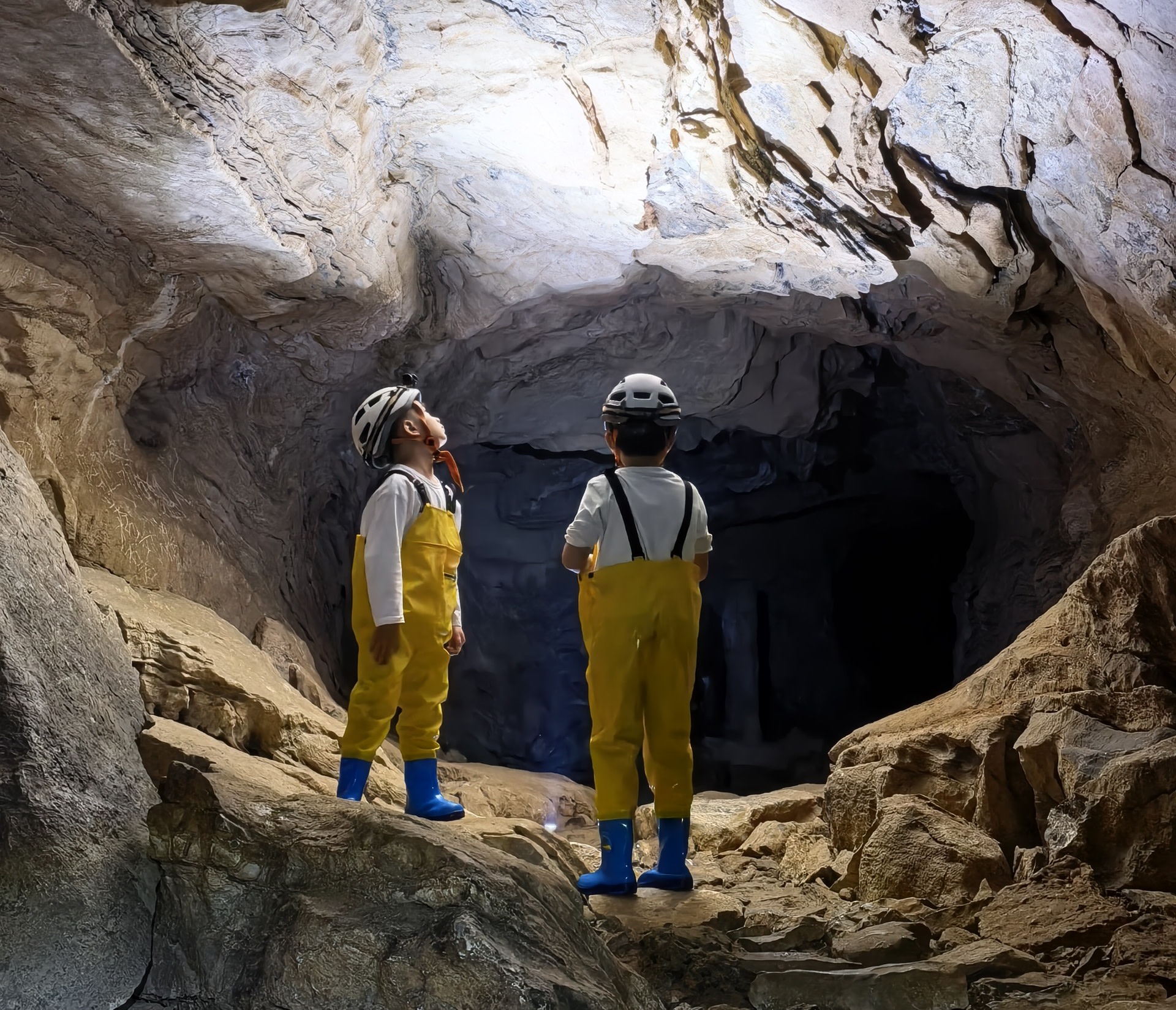 Yangshuo Explore Upward ochiq havoda tajriba (g'or kashfiyoti + toshga chiqish)