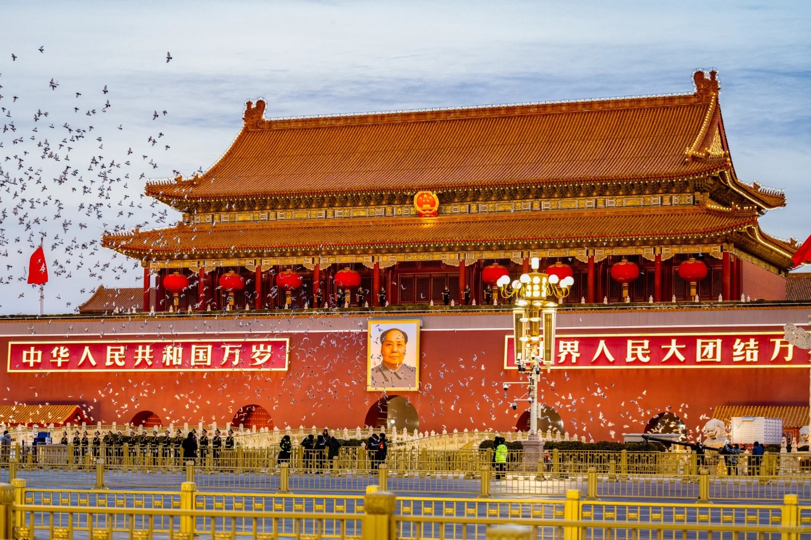 朝陽之下，天安門城樓在金色光輝的籠罩中更顯莊嚴肅穆，紅牆黃瓦熠熠生輝，門前的五星紅旗在微風中獵獵作響，與初升的朝陽相互輝映，盡顯大國氣象