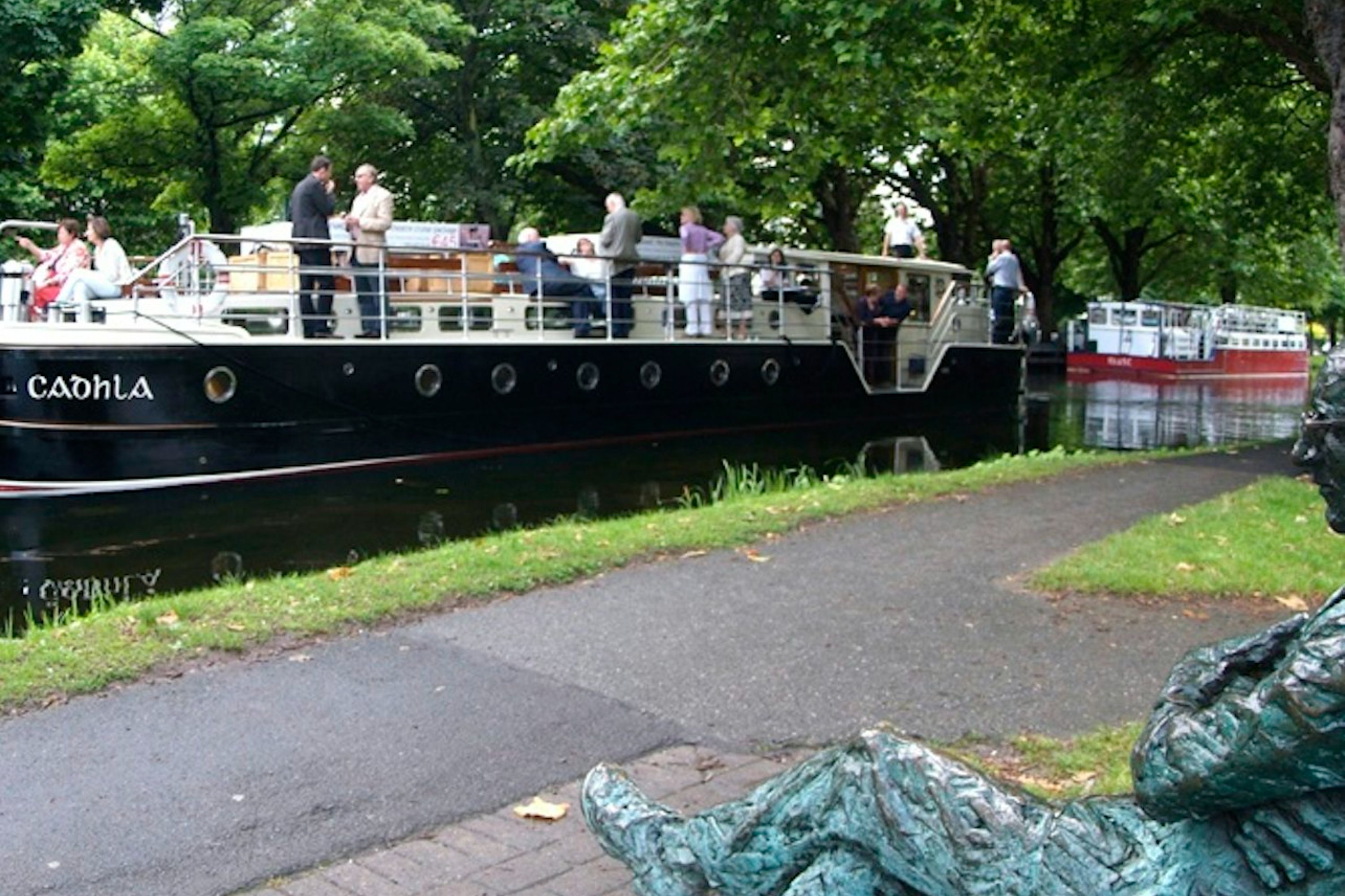 Grand Canal Sightseeing Cruise with 3-Course Dinner in Dublin