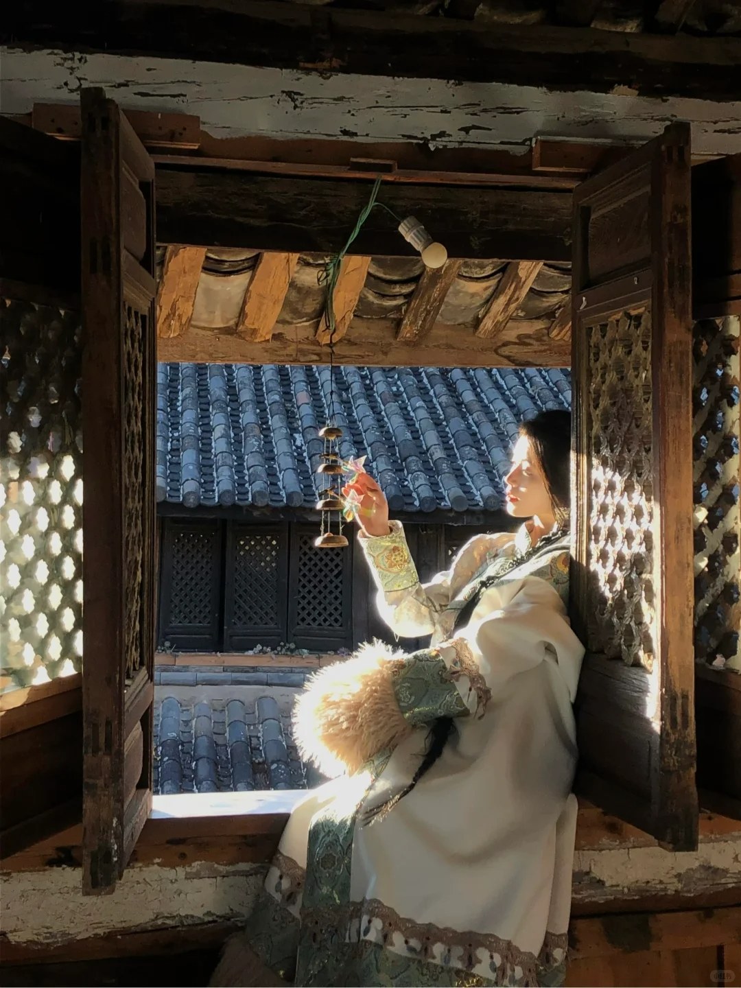麗江古城旅拍,背靠古城建築,身穿特色民族服飾,捕捉少女靈動的美麗 麗江古城旅拍,背靠古城建築,身穿特色民族服飾,捕捉少女靈動的美麗
