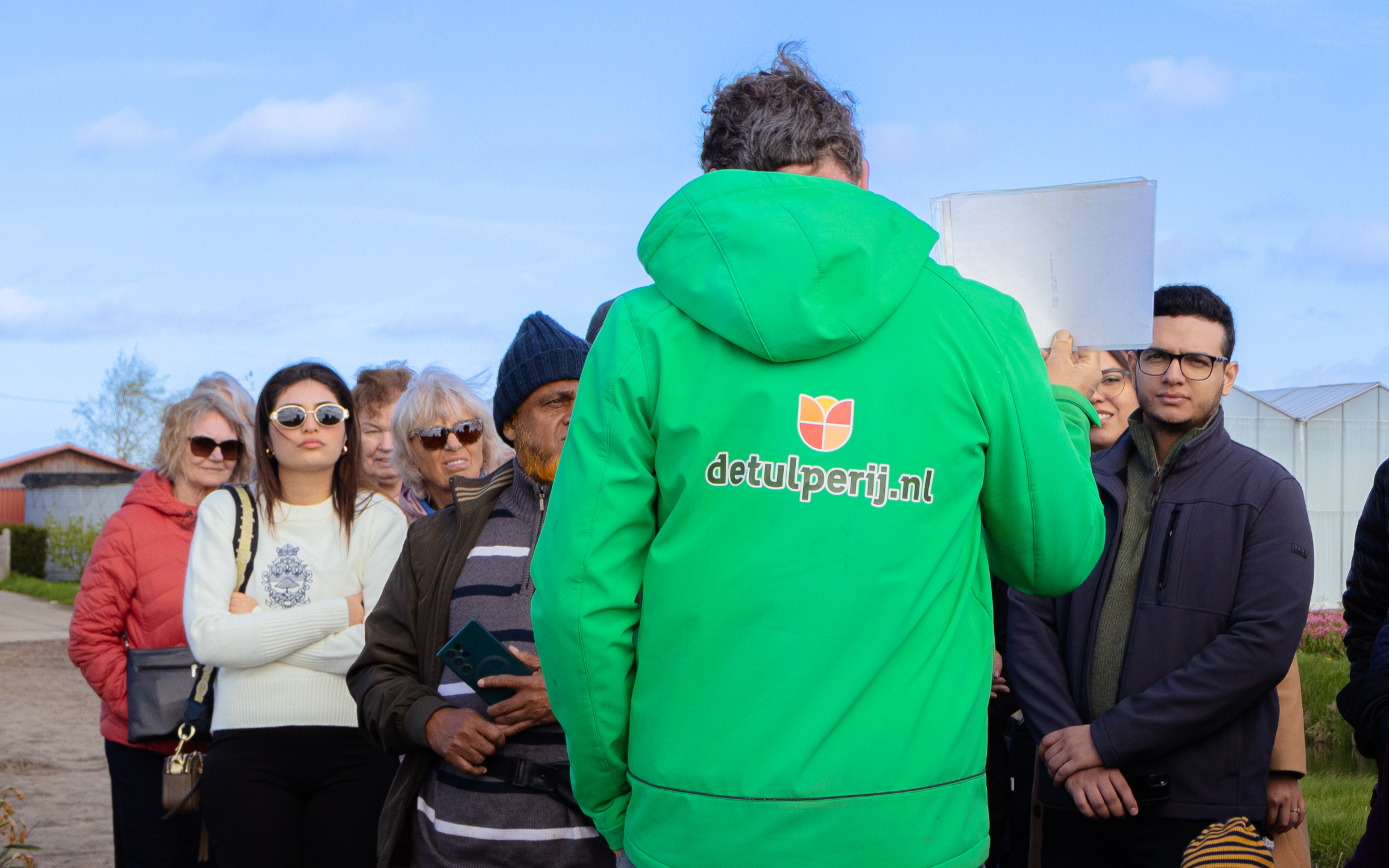 第三代鬱金香農民向遊客講解鮮豔的花朵 第三代鬱金香農民向遊客講解鮮豔的花朵