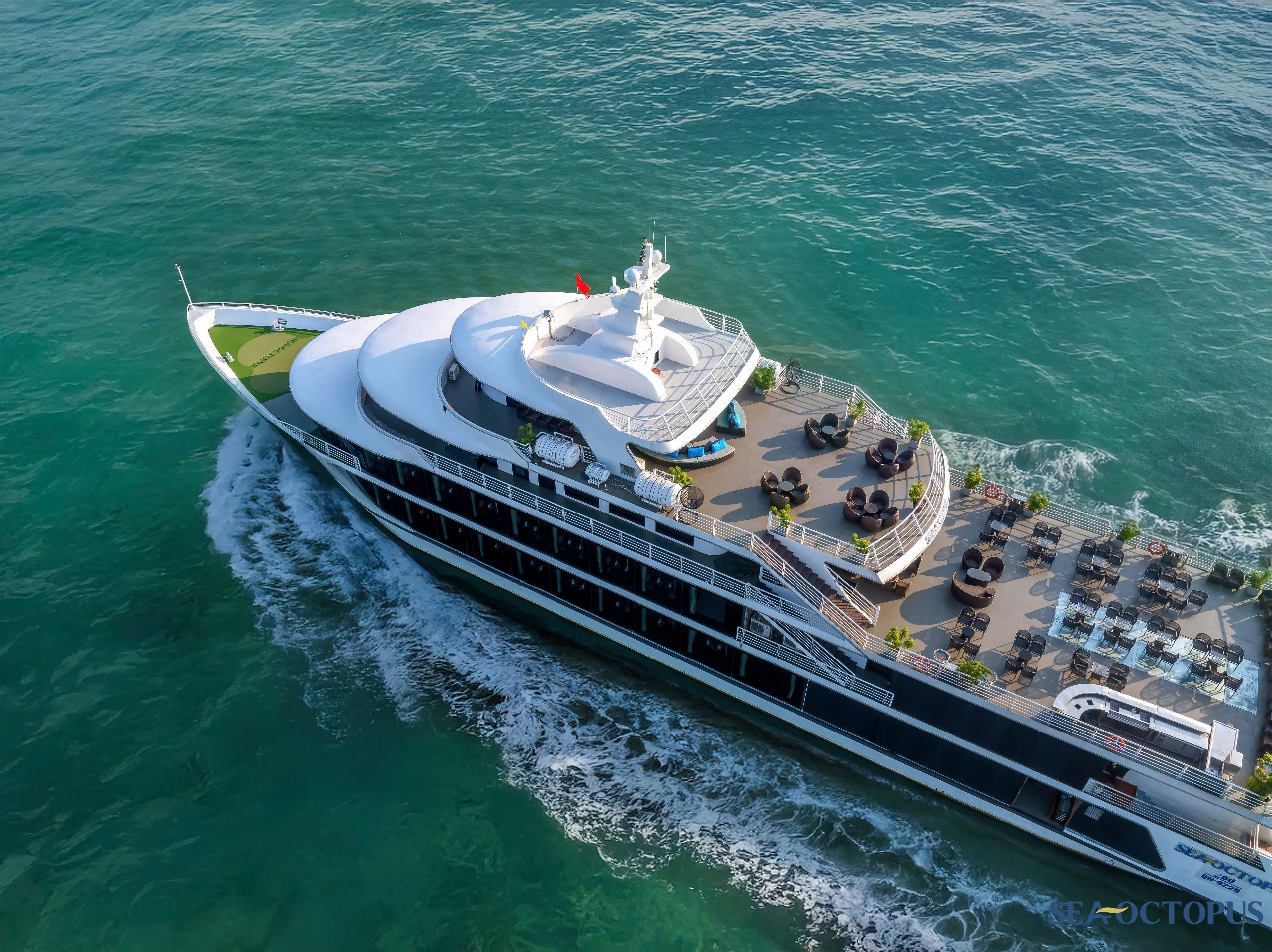 Sea Octopus Day Cruise: Ha Long Bay with Ti Top & Sung Sot