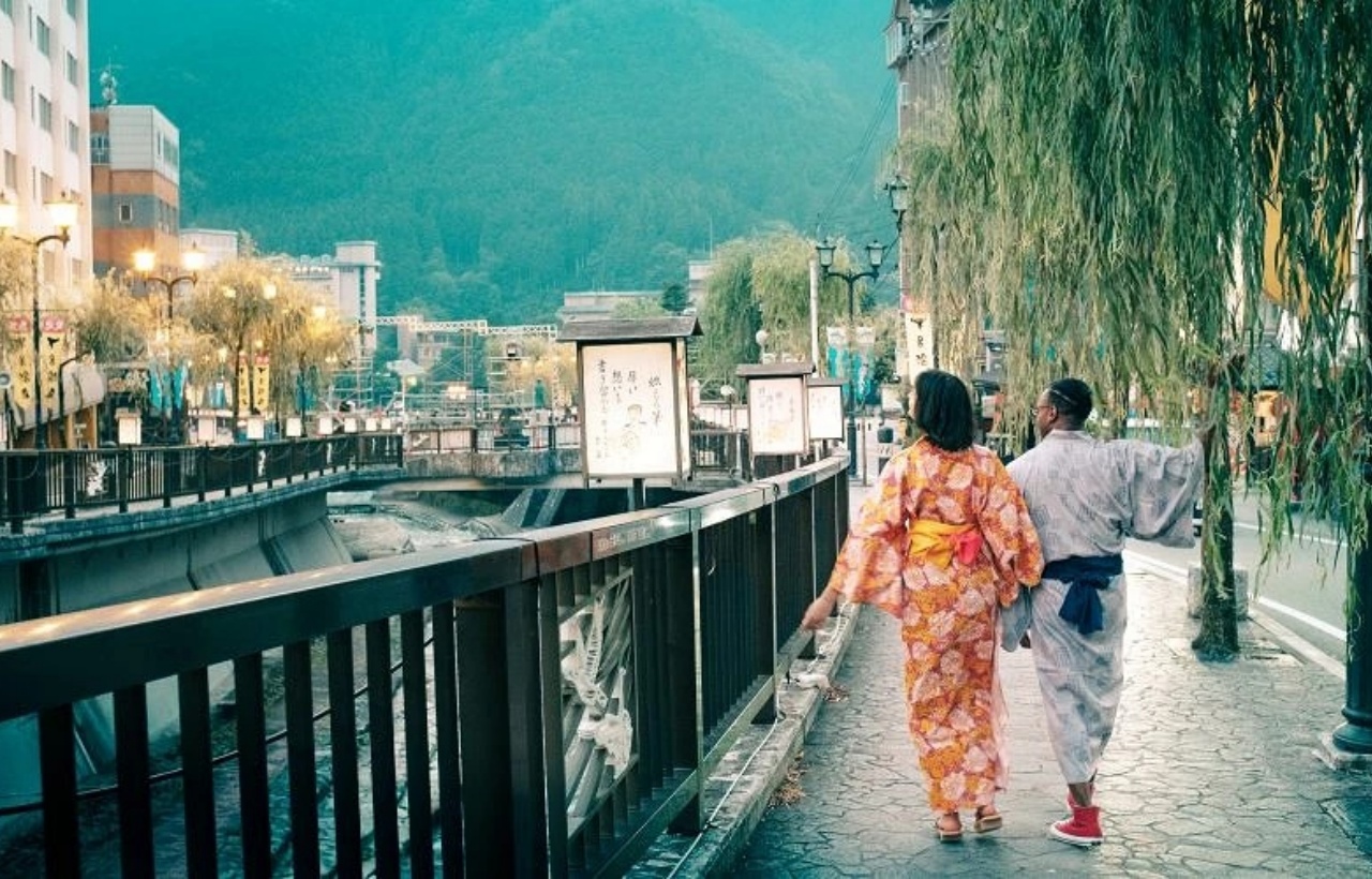周邊溫泉街擁有暖心小店、足湯點與伴手禮商鋪，非常適合輕鬆散步。若選擇留在旅館，也可靜享天然溫泉，讓旅程更加放鬆愜意。