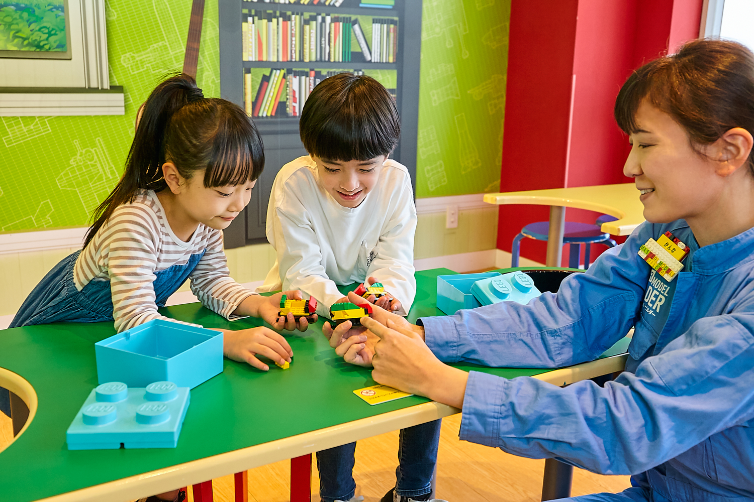 兒童可以和工作人員一起使用樂高材料建造各式各樣的建築、人偶、物品等