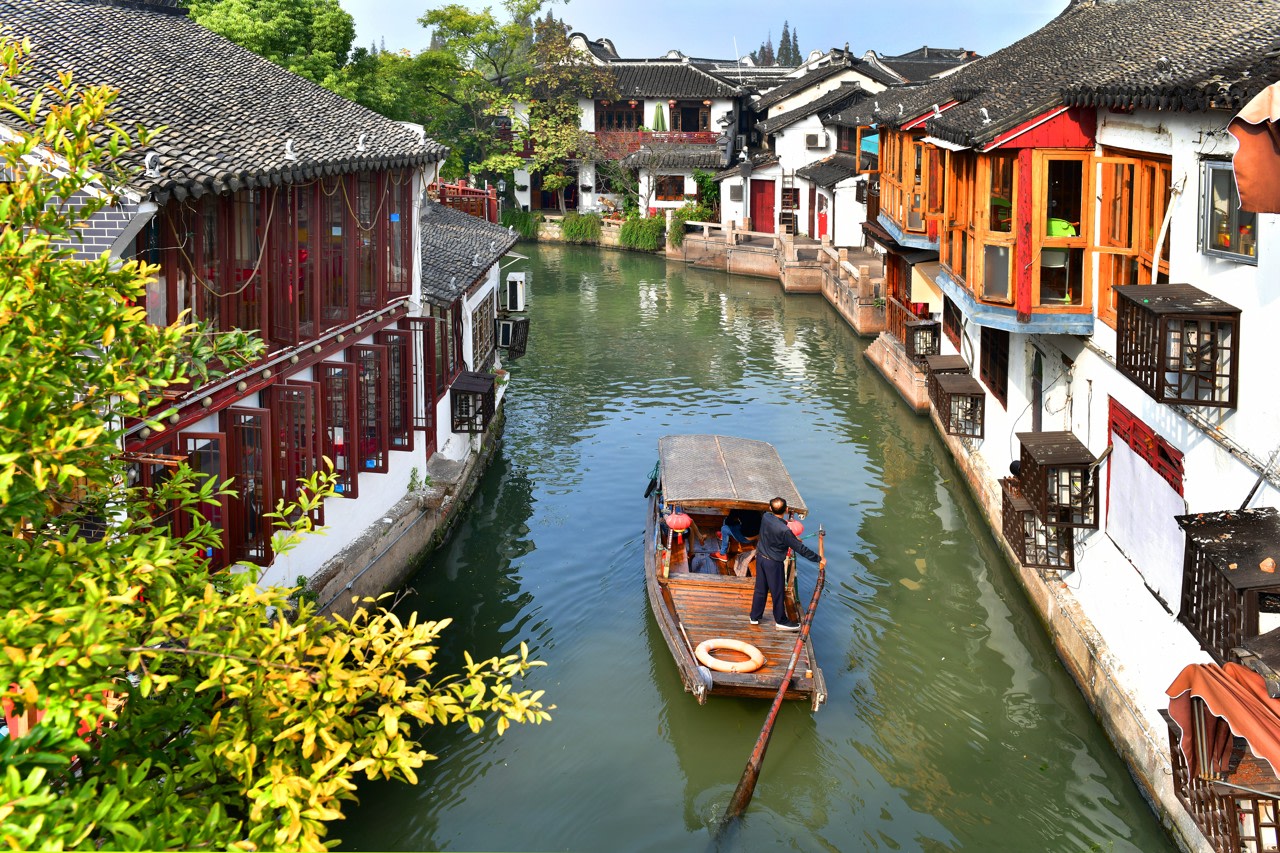 One-Day Tour of Shanghai Zhujiajiao Ancient Town + Huangpu River Cruise/Shanghai Tower/Movie Park
