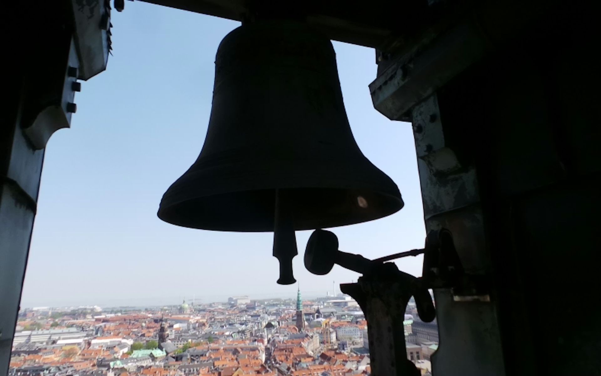 在市政廳塔樓，驚嘆於歷史悠久的建築和延斯·奧爾森的世界時鐘。