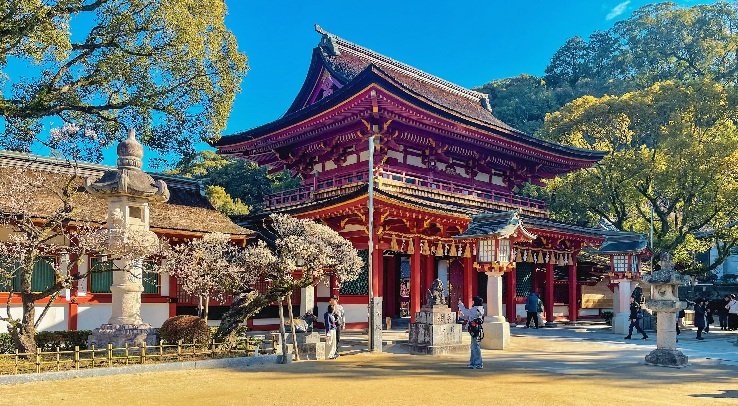 太宰府天滿宮供奉「學問之神」菅原道真，擁有逾1100年歷史，是日本著名的祈福神社。境內四季景色優美，以梅花聞名，吸引眾多遊客前來參拜、賞花，祈求學業進步與考試順利。