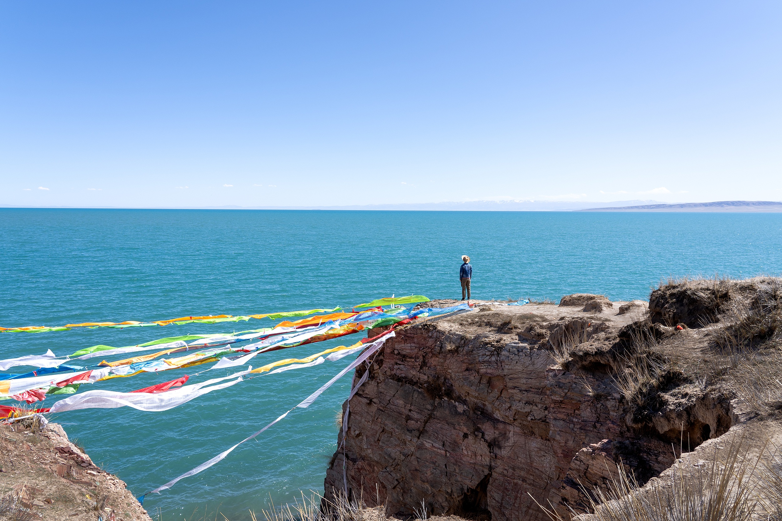 青海湖，宛如一顆璀璨明珠鑲嵌在青藏高原東北部，它集遼闊、純淨、壯麗、神秘、生態豐富和文化深厚於一身，以其遼闊的水域、純淨的湖水和壯麗的自然風光聞名遐邇。