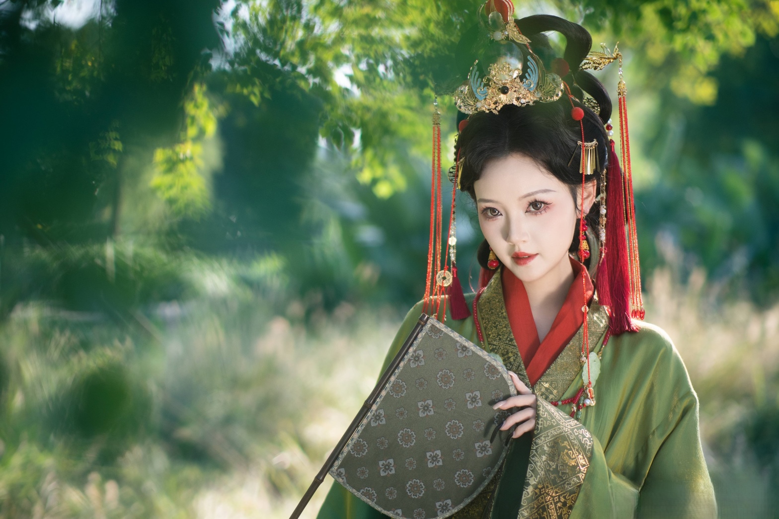 梳妝完畢，移步館內的古風場景區 —— 雕花木窗下的書卷案几、掛滿燈籠的硃紅廊道、鋪著青石板的小庭院，無需遠行，就能拍出氛圍感拉滿的古風大片，輕鬆刷爆社交平臺