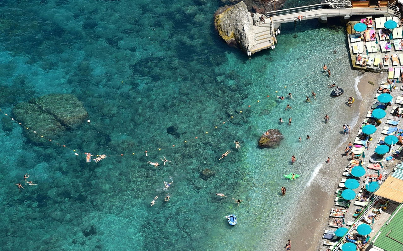 地中海溫暖陽光下，湛藍海浪閃耀著粼粼波光。