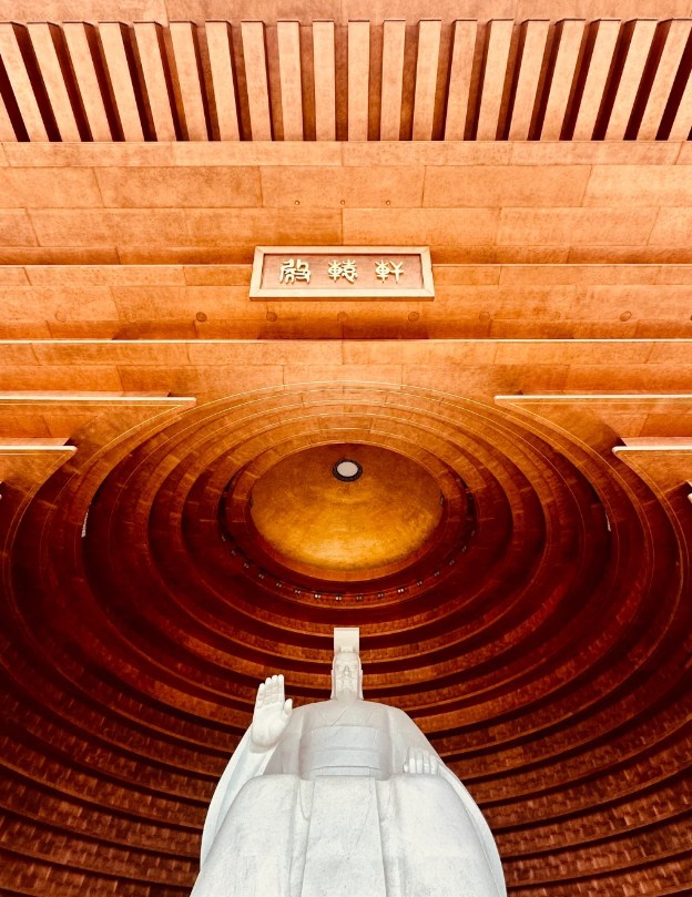 螺旋穹頂層層遞進，金頂高懸，黃帝聖像端坐其中，光影流轉間，盡顯華夏文明的莊嚴與傳承