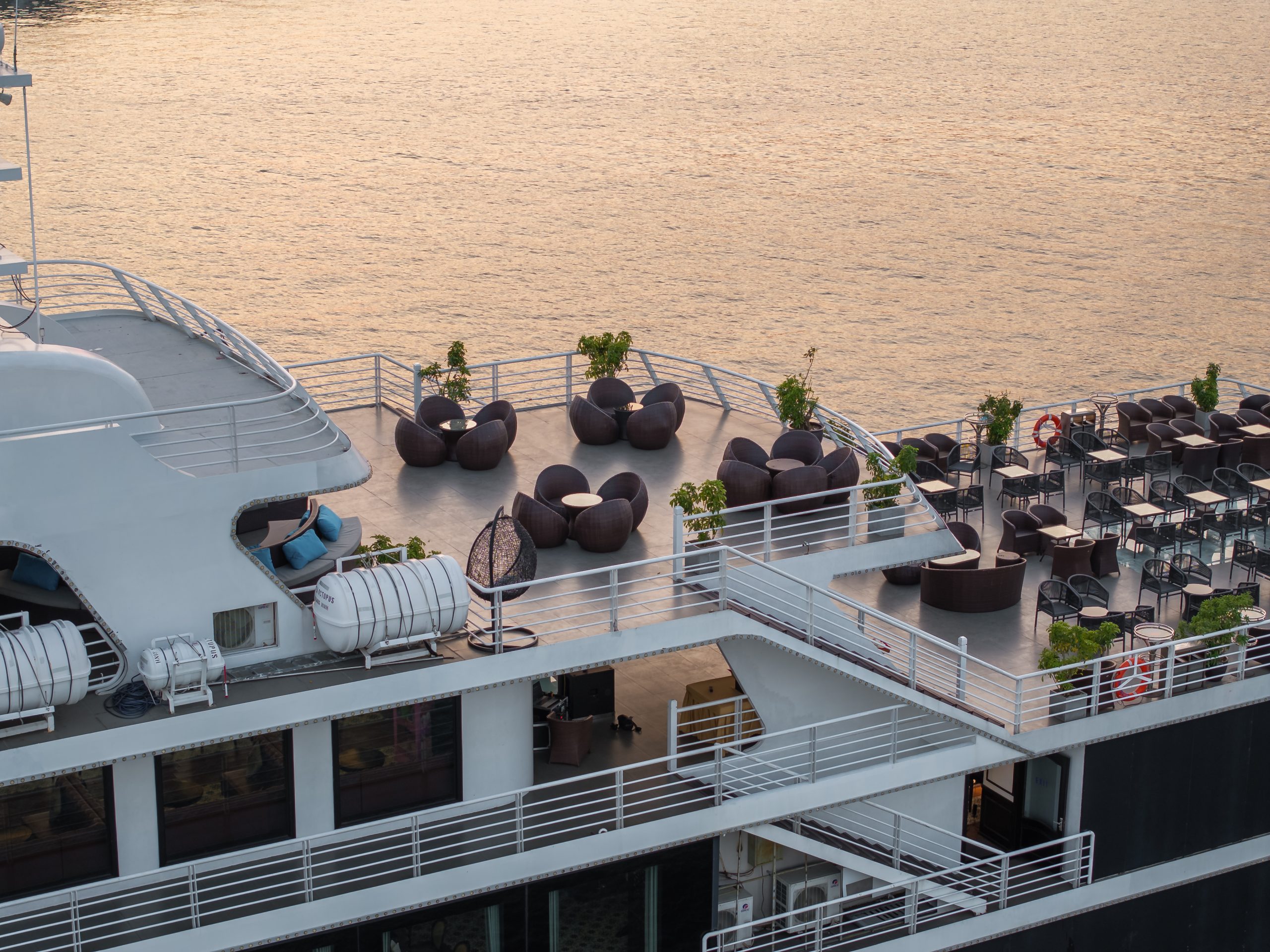 乘坐現代高速郵輪,便捷遊覽下龍灣 乘坐現代高速郵輪,便捷遊覽下龍灣