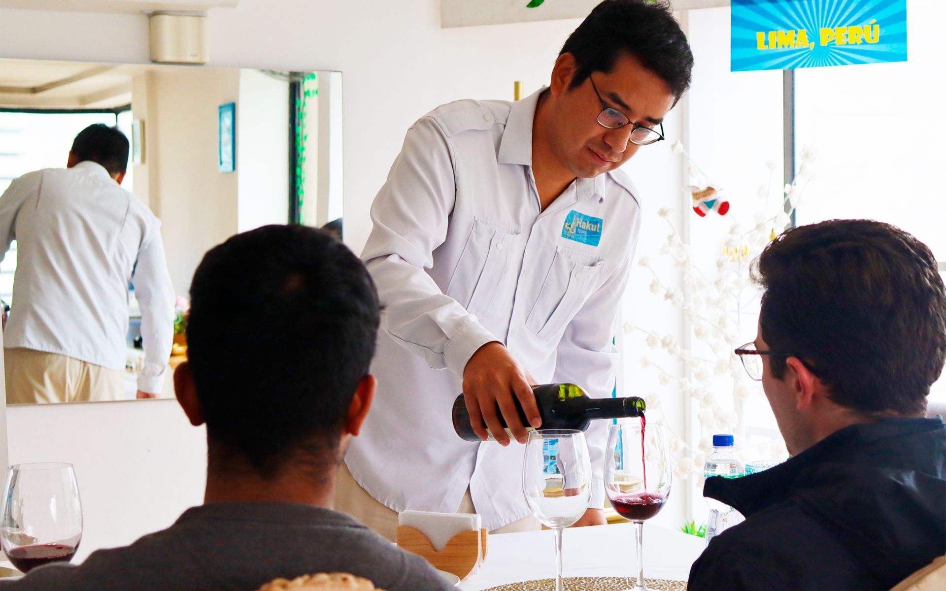 在專家帶領下，品嚐美酒並深入了解秘魯的葡萄酒傳統。