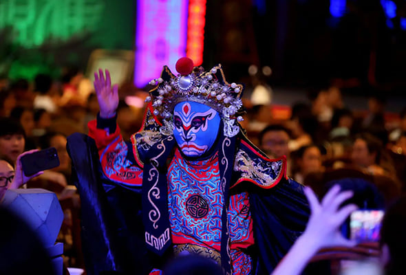 寬窄巷子裡有許多地道茶館,家家都有川劇可看,遊覽結束後前往景區內的【蜀風雅韻】,領略成都旅遊必打卡的川劇藝術表演,坐著竹藤椅,喝的蓋碗茶,磕著瓜 子看著戲,頗有一種老成都韻味。
節目分為:《穆桂英掛帥》、京胡、木偶戲、齊天大聖、手影戲、百鳥朝鳳、皮金滾燈和變臉,各色節目應接不暇,場場都可以帶來不一樣的驚喜,其中壓軸節目:變臉的魅力在於它令人難以置信的瞬間變化,一幅戲謔的表情轉瞬間又變成憂傷的神情,矯健的舞姿和優雅的動作令人眼花繚亂。 寬窄巷子裡有許多地道茶館,家家都有川劇可看,遊覽結束後前往景區內的【蜀風雅韻】,領略成都旅遊必打卡的川劇藝術表演,坐著竹藤椅,喝的蓋碗茶,磕著瓜 子看著戲,頗有一種老成都韻味。
節目分為:《穆桂英掛帥》、京胡、木偶戲、齊天大聖、手影戲、百鳥朝鳳、皮金滾燈和變臉,各色節目應接不暇,場場都可以帶來不一樣的驚喜,其中壓軸節目:變臉的魅力在於它令人難以置信的瞬間變化,一幅戲謔的表情轉瞬間又變成憂傷的神情,矯健的舞姿和優雅的動作令人眼花繚亂。