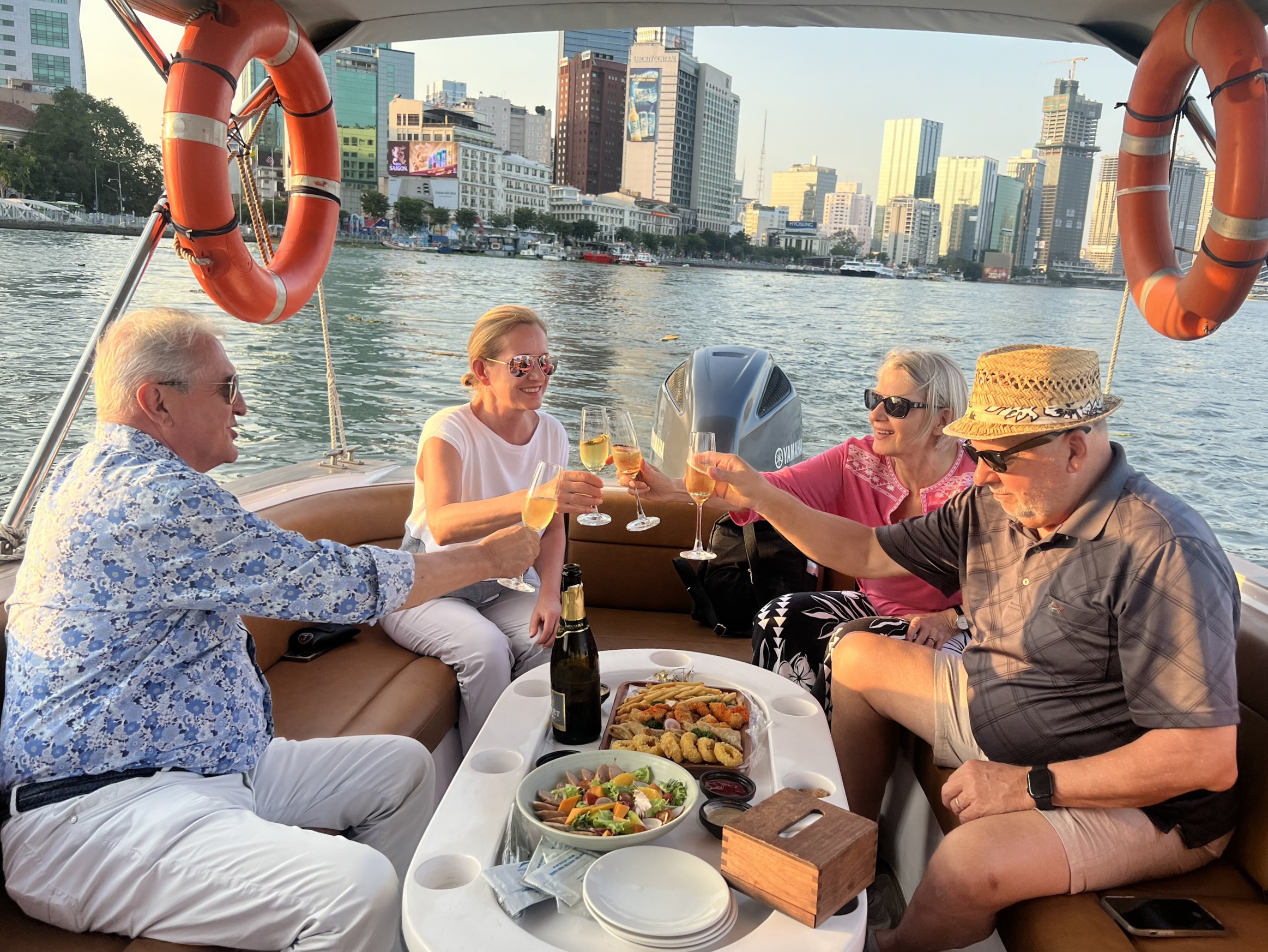 您將額外支付點心、鮮花等費用。 您將額外支付點心、鮮花等費用。