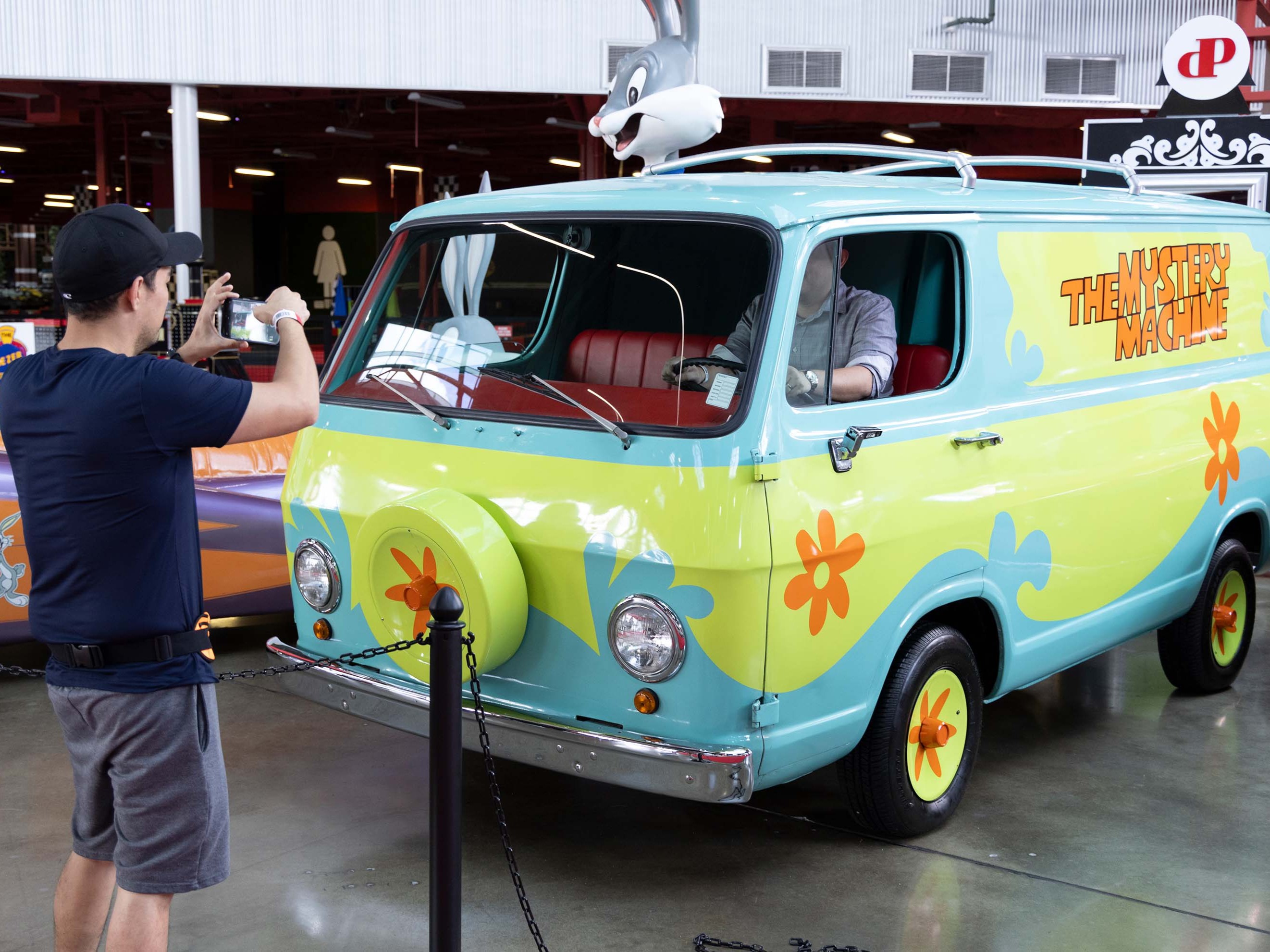 與深受喜愛的史酷比卡通系列中的標誌性神秘機器合影