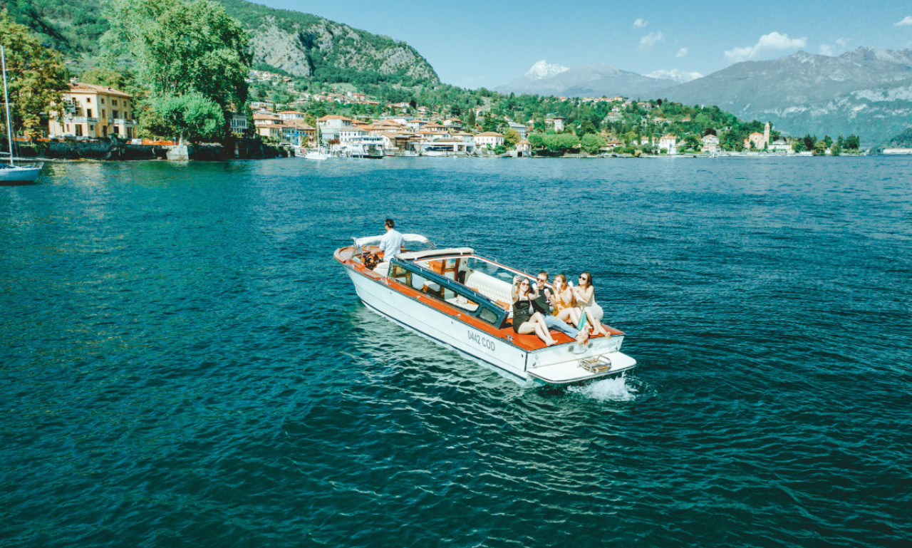 Lake Como in Style: Private 2-Hours Venetian Taxi Ride