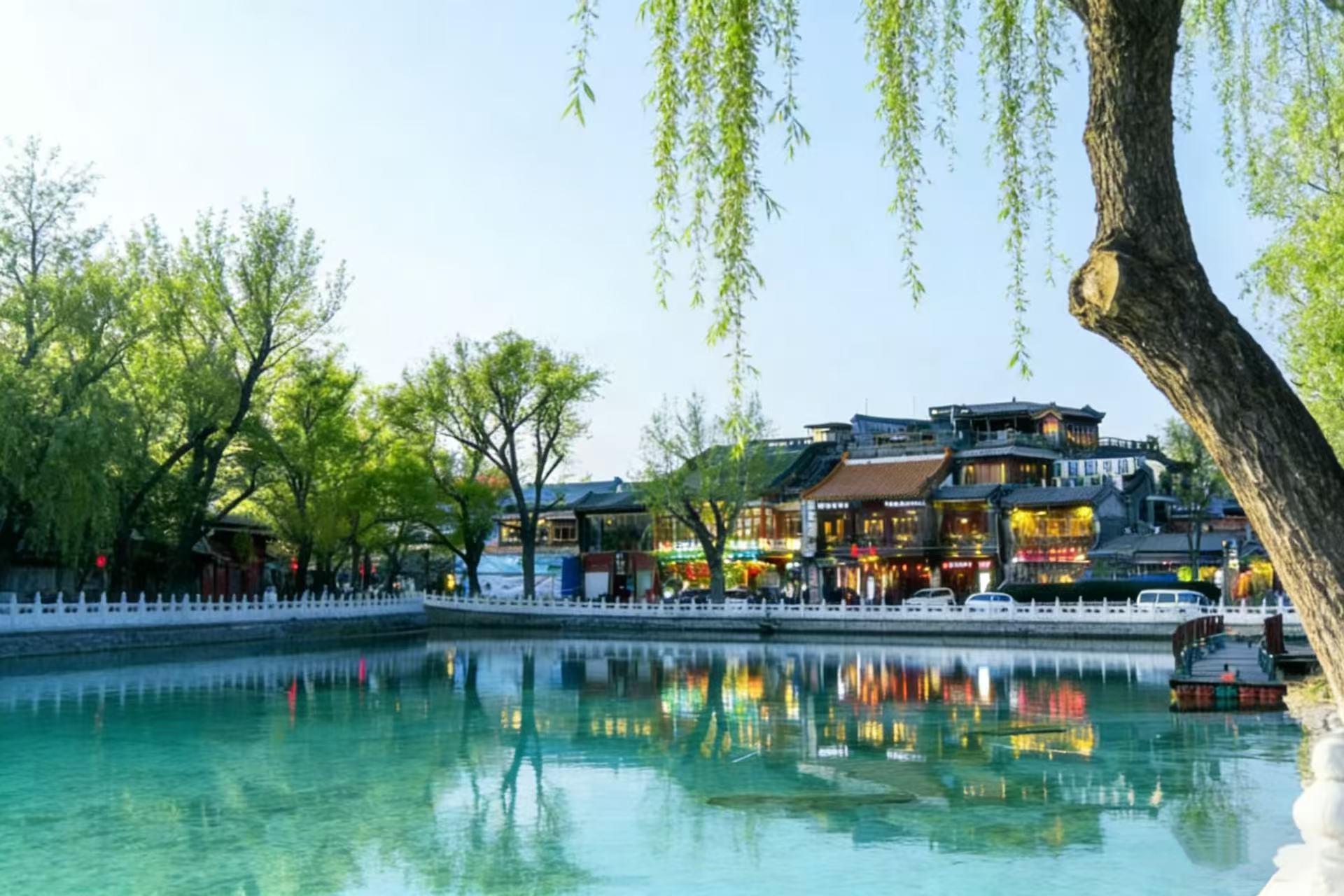 結束了天壇的奇妙之旅，您的下一站將是北京極具代表性的鐘鼓樓(外觀)。這兩座古老的建築，猶如歲月的守望者，靜靜矗立在那裡，見證著北京城的興衰變遷。當您走近鐘鼓樓，不妨深入探尋這片區域的悠久歷史，聆聽那悠遠的鐘聲和鼓聲背後，所承載的往昔故事與文化底蘊。而後，放慢腳步，悠然愜意地穿梭於老城的街巷之間。沿著古樸的衚衕小巷信步而行，兩旁是灰牆黛瓦的四合院，偶爾傳出的京腔京韻，彷彿將您帶回到了老北京的時光裡。在這裡，您能感受到最純粹的北京風情，觸摸到這座城市的脈搏。行程結束後,導遊司機將您送回飯店.