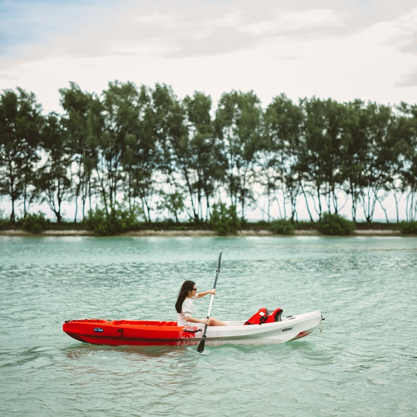 在寧靜清澈的海域中，盡情享受獨木舟探險