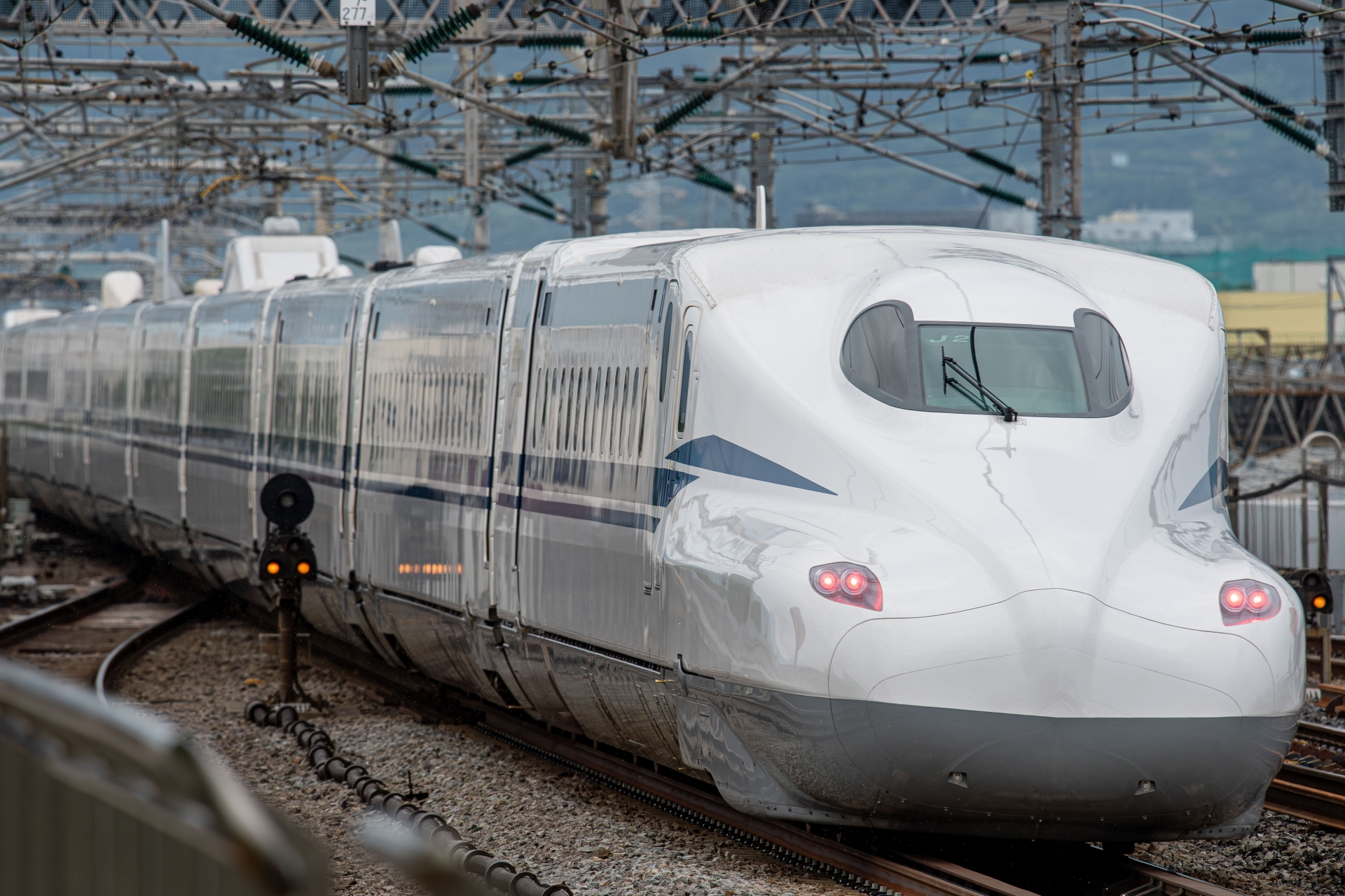 回程搭乘日本代表性的新幹線返回東京,享受平穩快速的移動體驗。寬敞舒適的車廂座位,讓旅客能在短時間內輕鬆完成長距離移動,大幅節省交通時間。 回程搭乘日本代表性的新幹線返回東京,享受平穩快速的移動體驗。寬敞舒適的車廂座位,讓旅客能在短時間內輕鬆完成長距離移動,大幅節省交通時間。