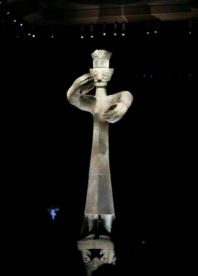 抵達成都的第二日,前往【三星堆博物館】,三星堆博物館作為西南地區最大的遺址類博物館單體建築,被認為是二十世紀最偉大的考古發現之一,具有極高的 觀賞價值,並且三星堆文明與中原文明、良渚文明並駕齊驅,共同書寫了中華文明的輝煌篇章。館內收藏了極其豐富古蜀秘寶,陶器、青銅器、玉石器、金器等各類文物,其中最震撼人心的是光怪陸離奇異詭調的青銅造型, 面具精湛的工藝和複雜的圖案令人讚歎不已,祭山圖玉璋、金杖、青銅大立人、青銅神樹等,瞭解古蜀文化的神秘魅力。 抵達成都的第二日,前往【三星堆博物館】,三星堆博物館作為西南地區最大的遺址類博物館單體建築,被認為是二十世紀最偉大的考古發現之一,具有極高的 觀賞價值,並且三星堆文明與中原文明、良渚文明並駕齊驅,共同書寫了中華文明的輝煌篇章。館內收藏了極其豐富古蜀秘寶,陶器、青銅器、玉石器、金器等各類文物,其中最震撼人心的是光怪陸離奇異詭調的青銅造型, 面具精湛的工藝和複雜的圖案令人讚歎不已,祭山圖玉璋、金杖、青銅大立人、青銅神樹等,瞭解古蜀文化的神秘魅力。