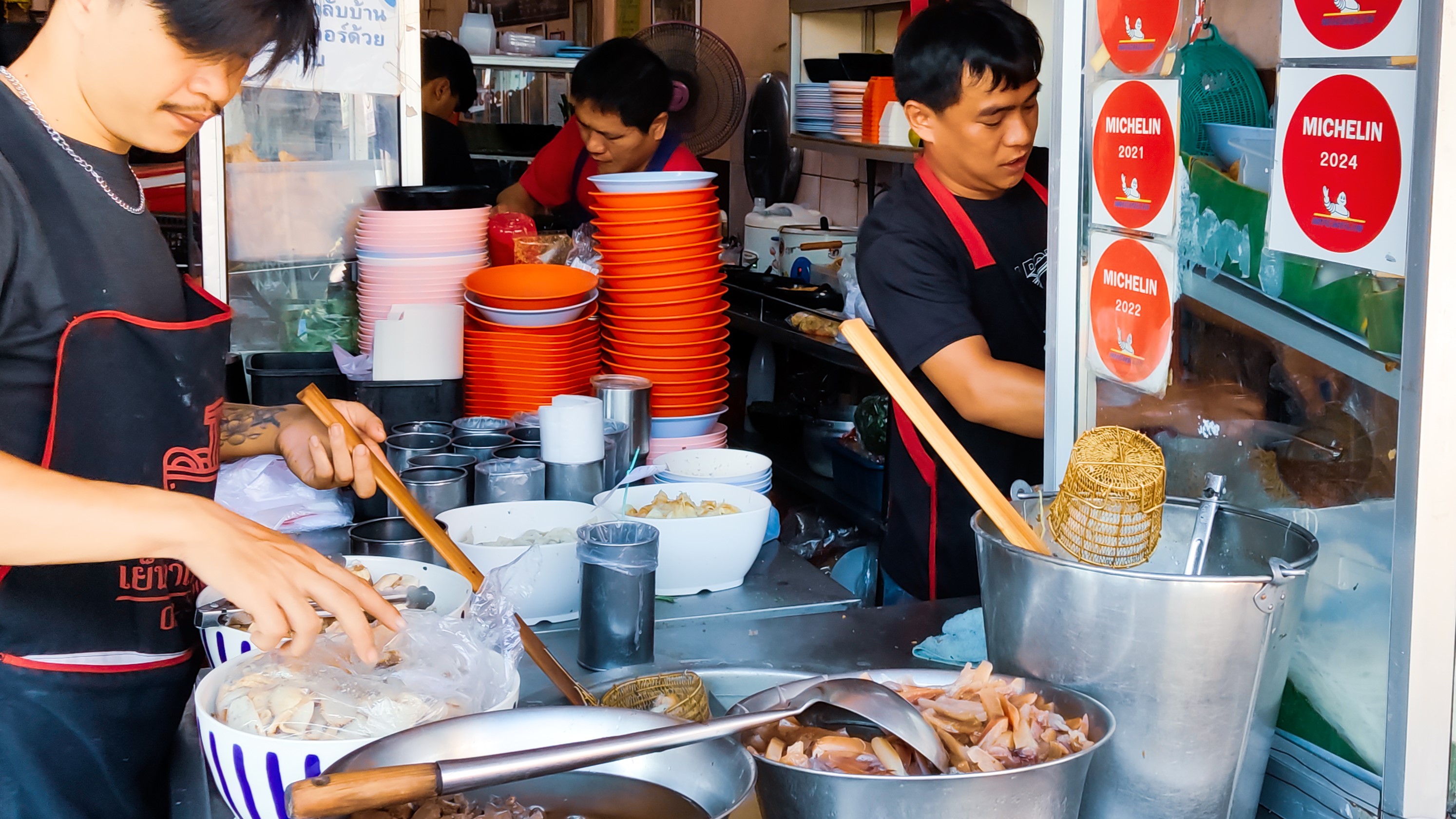 與古巴 Noi 一起體驗金箔祈福和米其林美食半日遊