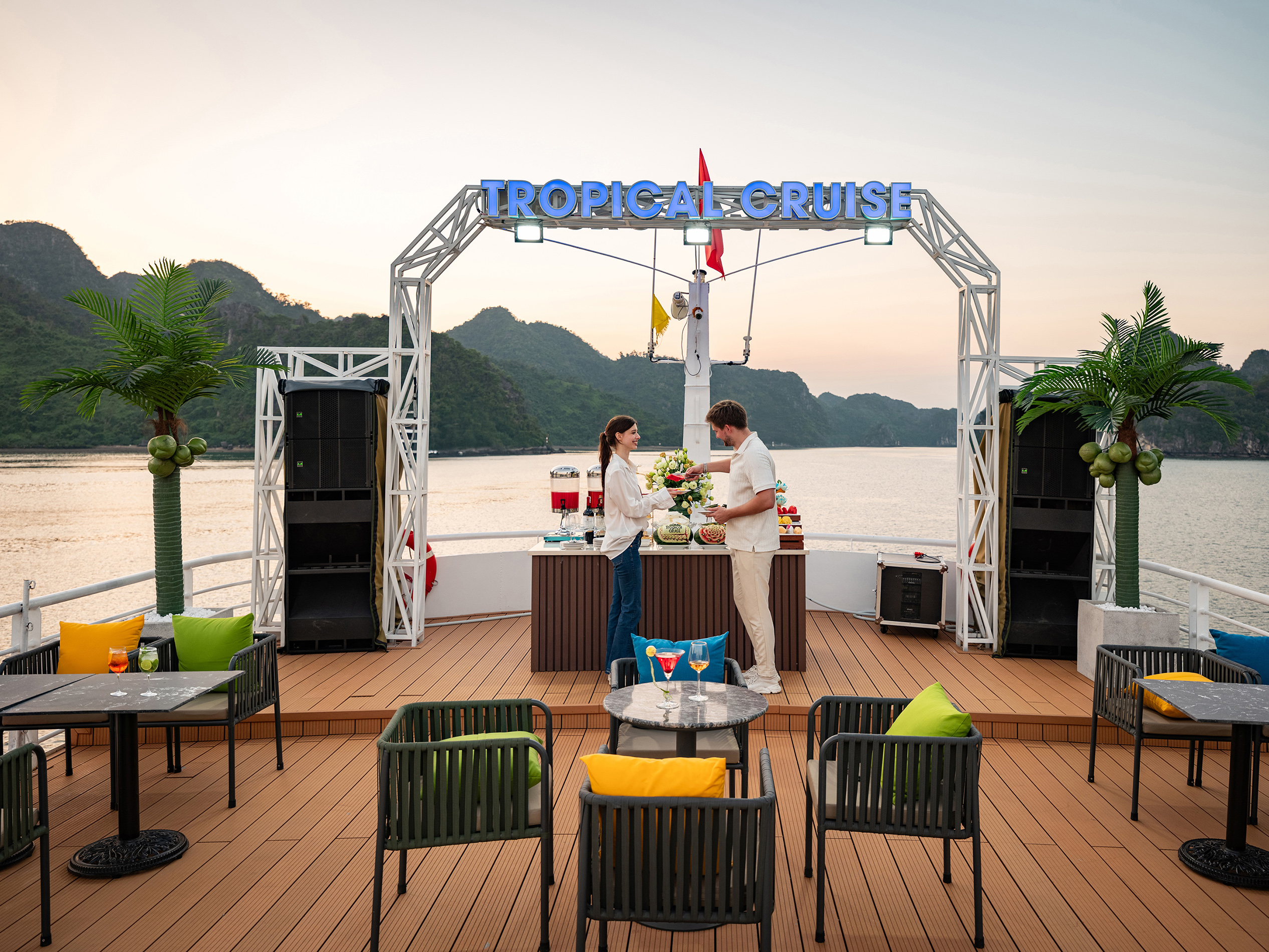 在甲板上享用美酒、茶點、水果和零食,以一場輕鬆的日落派對為您的一天畫下完美句點。 在甲板上享用美酒、茶點、水果和零食,以一場輕鬆的日落派對為您的一天畫下完美句點。