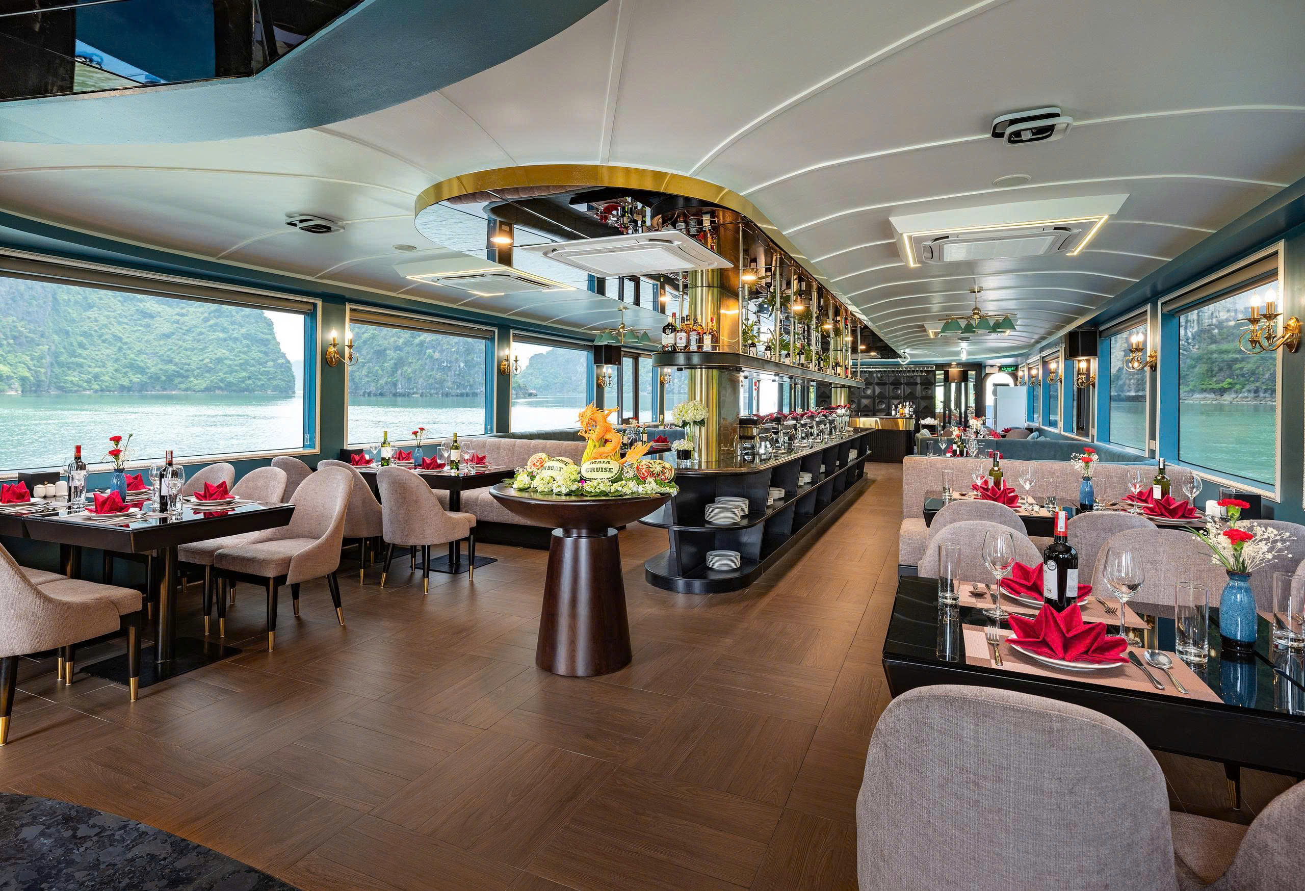享用道地越南特色料理，並在船上享用自助餐，同時飽覽壯麗海景