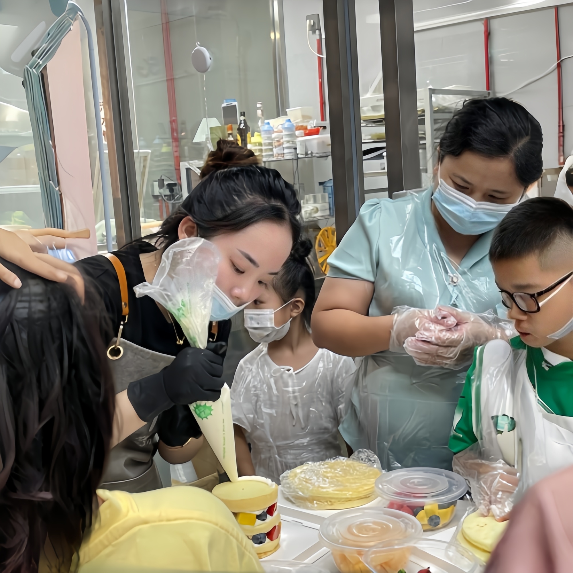 老師在教小朋友製作蛋糕 老師在教小朋友製作蛋糕