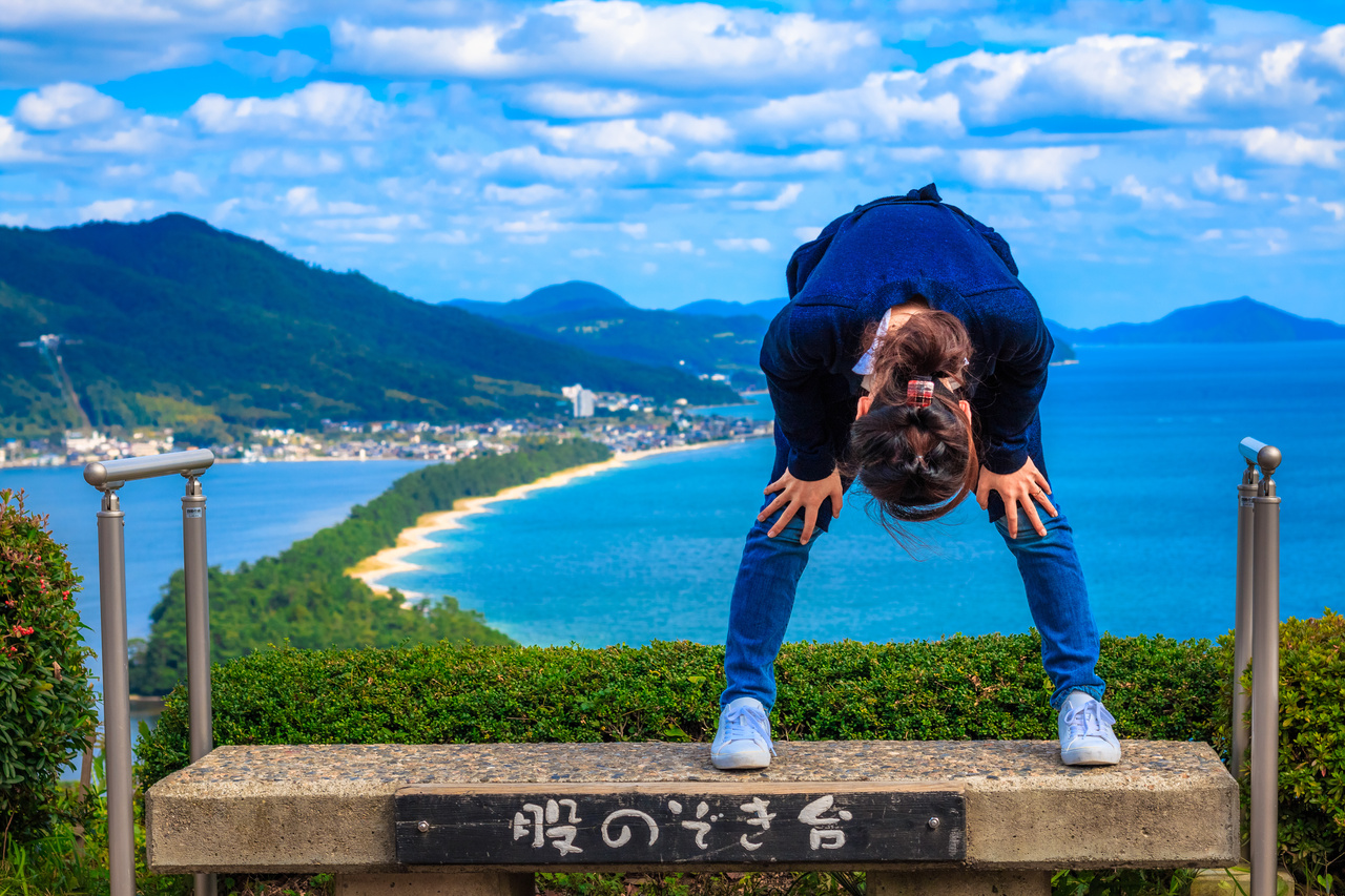 天橋立傘松公園
(別稱「昇龍觀」)海拔約130 公尺,可俯瞰約3.3 公里長、被8000棵松樹覆蓋的天橋立沙洲,視野開闊、宛如龍形升空 天橋立傘松公園
(別稱「昇龍觀」)海拔約130 公尺,可俯瞰約3.3 公里長、被8000棵松樹覆蓋的天橋立沙洲,視野開闊、宛如龍形升空