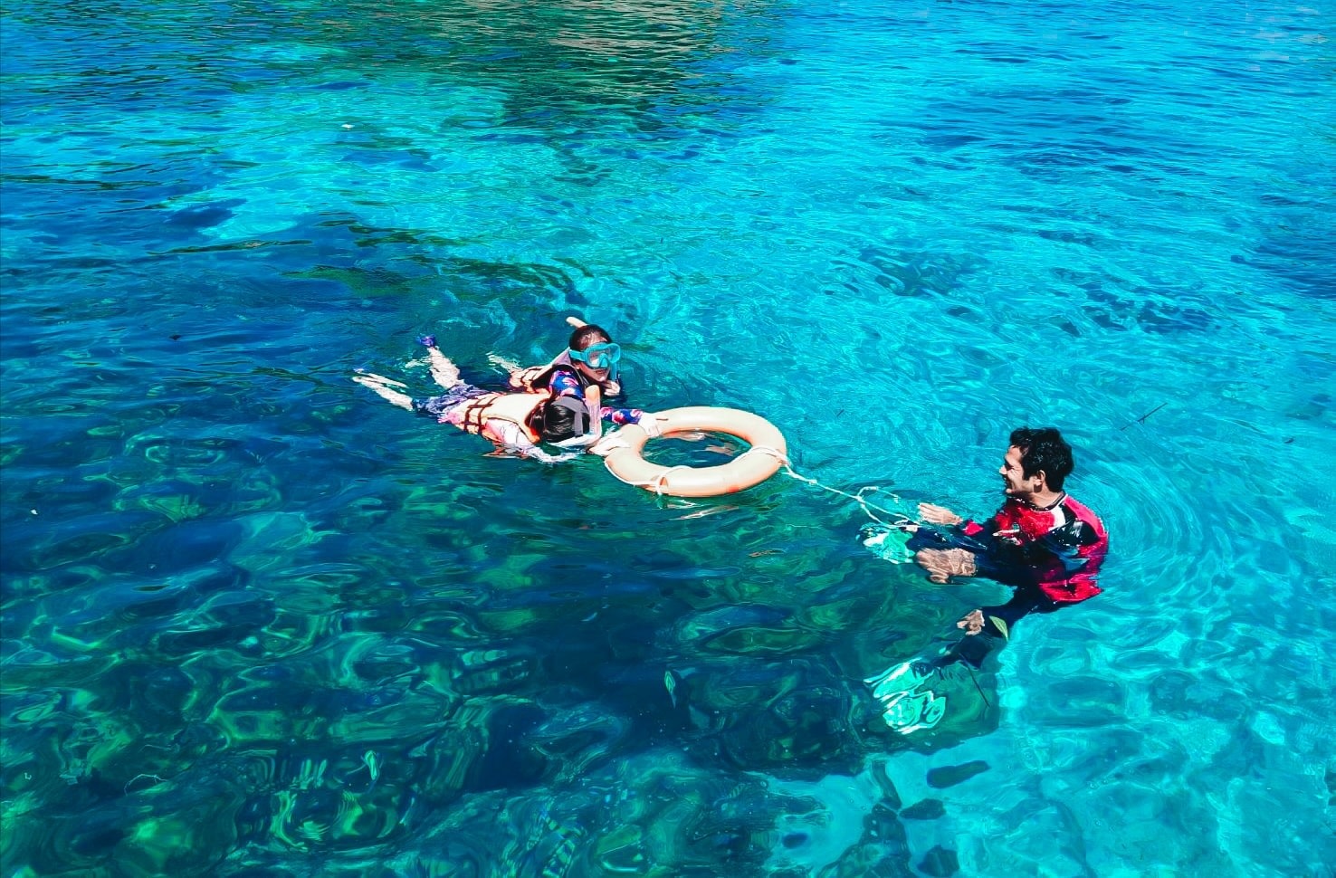 在清澈湛藍的海水中浮潛