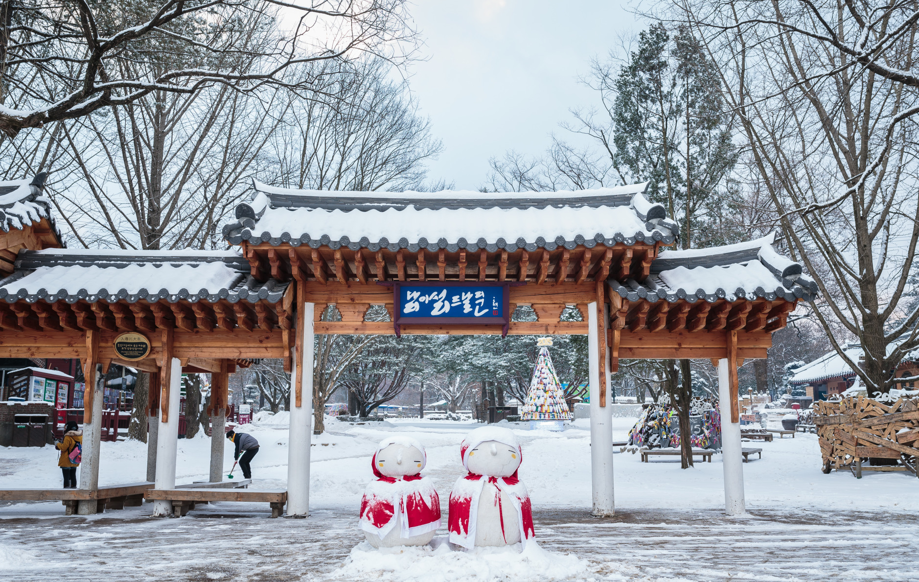 冬季時分，白雪皚皚的景致營造出寧靜而浪漫的氛圍。