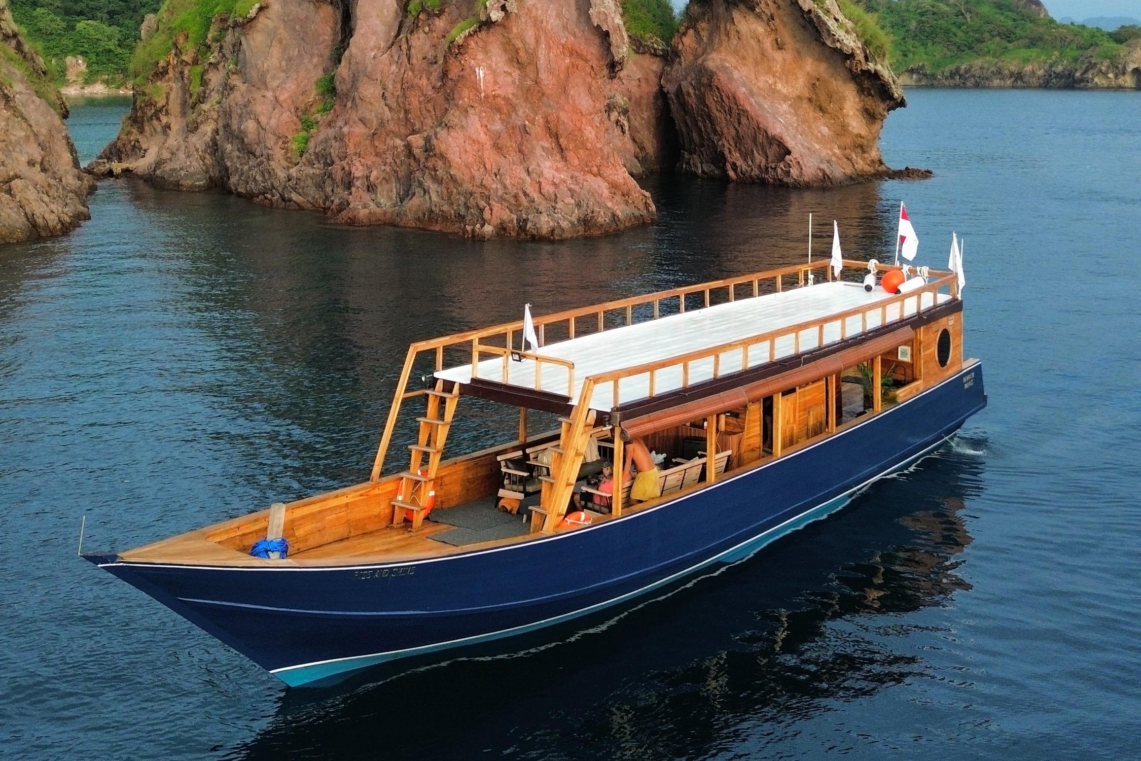 從拉布安巴佐 (Labuan Bajo) 搭乘豪華木船展開科莫多島 (Komodo) 一日遊