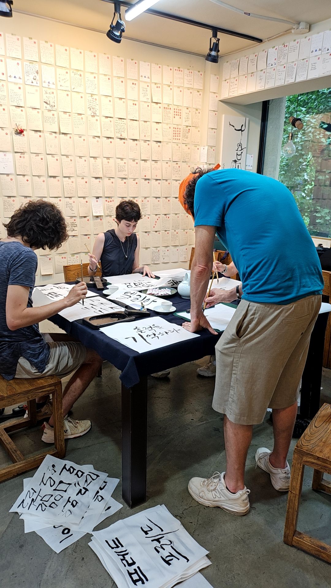 在首爾仁寺洞製作專屬書法捲軸