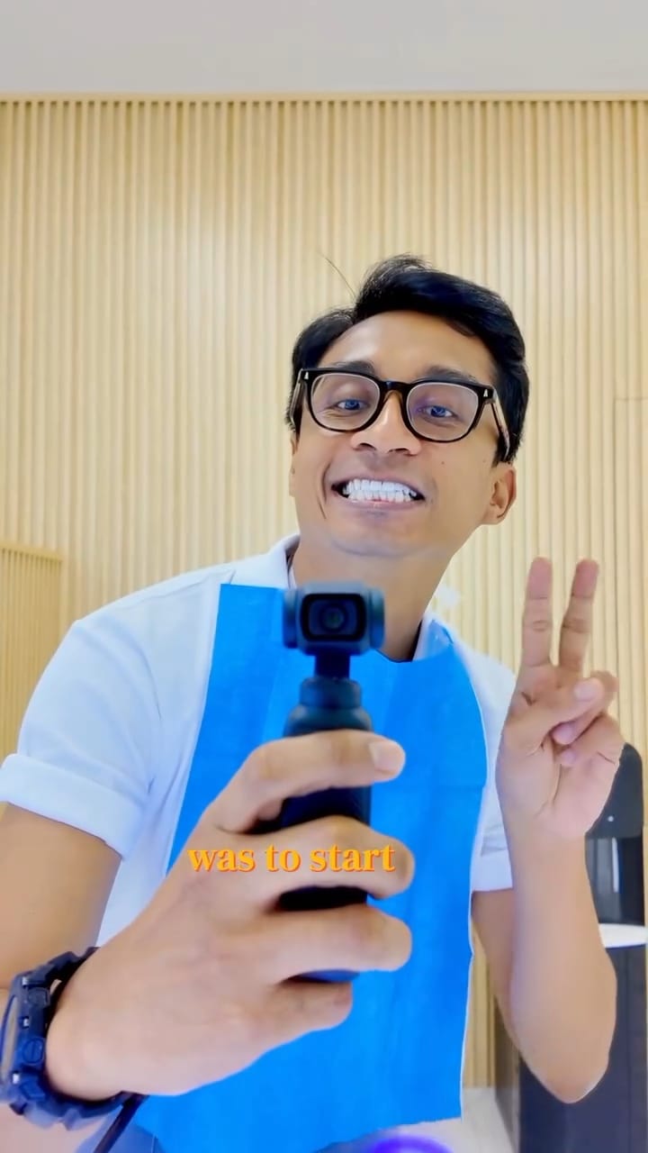 剪刀手 + 潔白的牙齒 = 完美組合! 剪刀手 + 潔白的牙齒 = 完美組合!