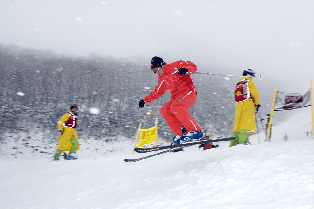 If you are a beginner who is learning to ski for the first time, or someone with insufficient athletic ability, it is recommended to purchase a beginner’s auxiliary belt package instead of a ski lift.