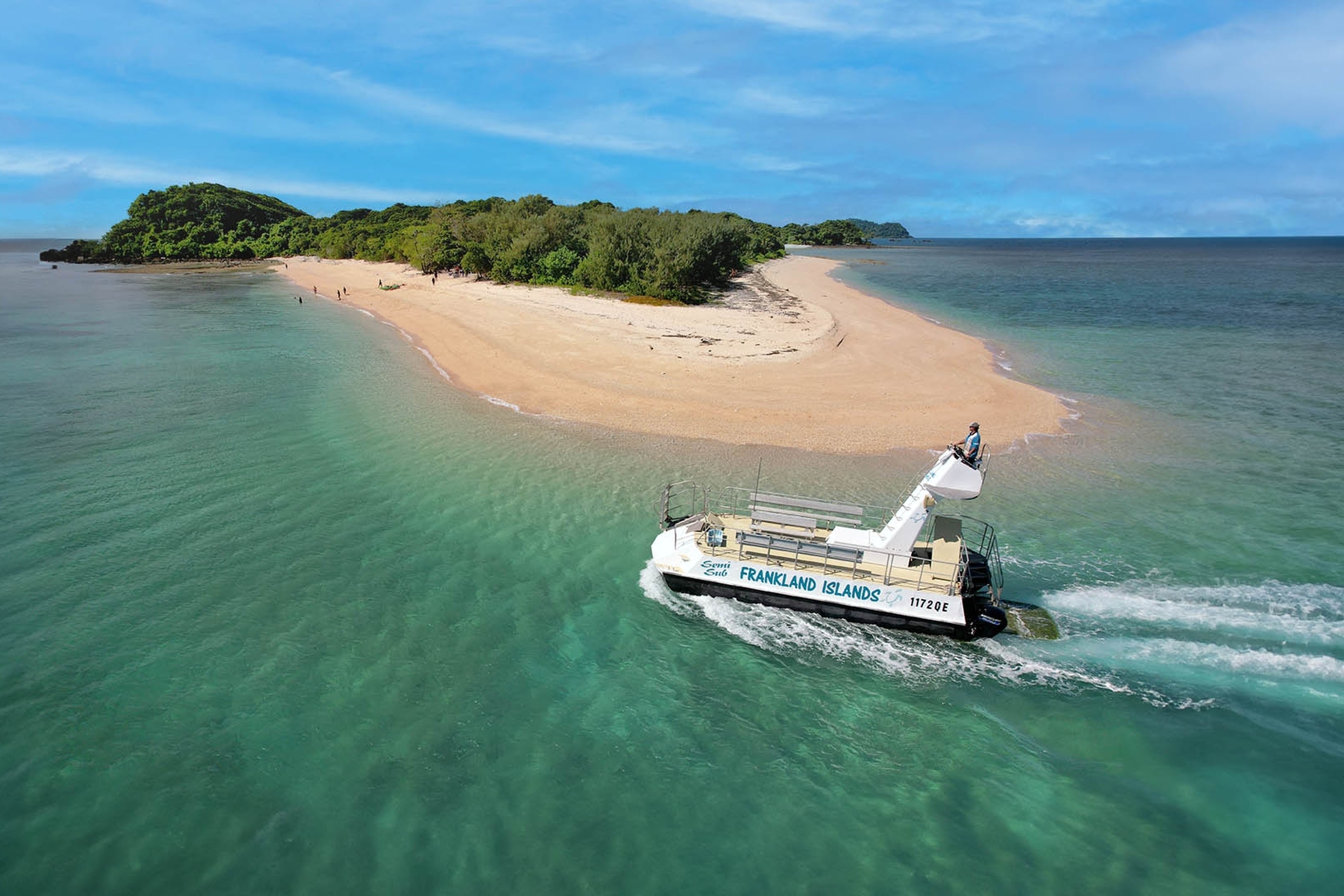 搭乘半潛艇巡遊於碧綠海域，探索海底世界，享受迷人的海上探險