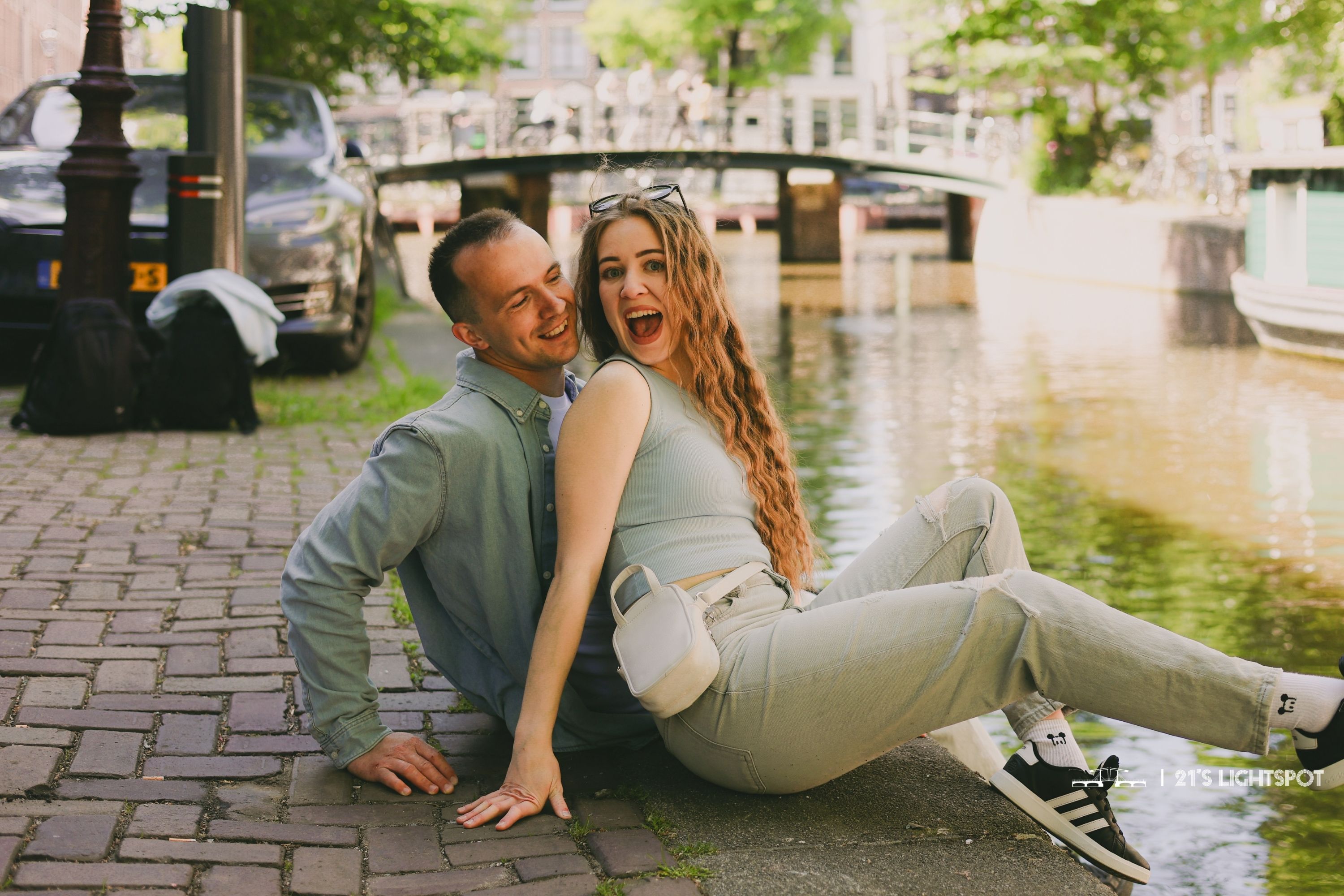 在阿姆斯特丹 (Amsterdam) 迷人的運河與歷史氛圍中，以獨特的手工繪製肖像，捕捉你的歐式夏日情懷。