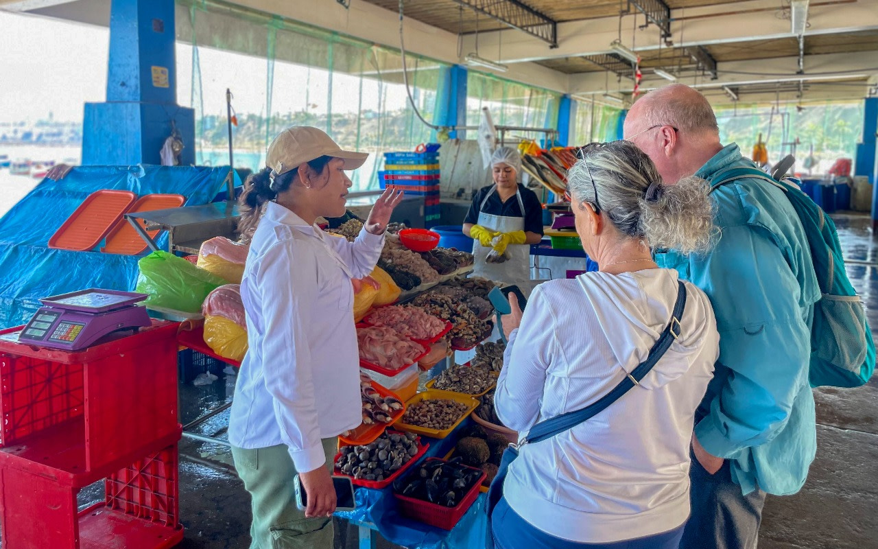 探索喬里爾洛斯（Chorrillos）熱鬧的手工漁市，親身體驗最新鮮的當地海鮮美食。