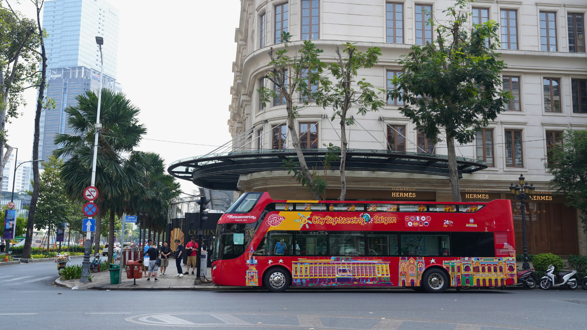 乘坐觀光車穿梭於胡志明市熱鬧的林蔭大道，沿途欣賞標誌性建築和城市風光。