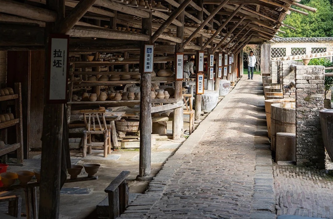 景德鎮，全國唯一一家以陶瓷文化為主題的國家5A級旅遊景區。徜徉在瓷器的海洋，我們可盡情觀賞全手工仿古制瓷工廠"古窯瓷場"和"陶瓷博覽區"，目睹手工制瓷的全過程，瞭解世界瓷都的陶瓷歷史