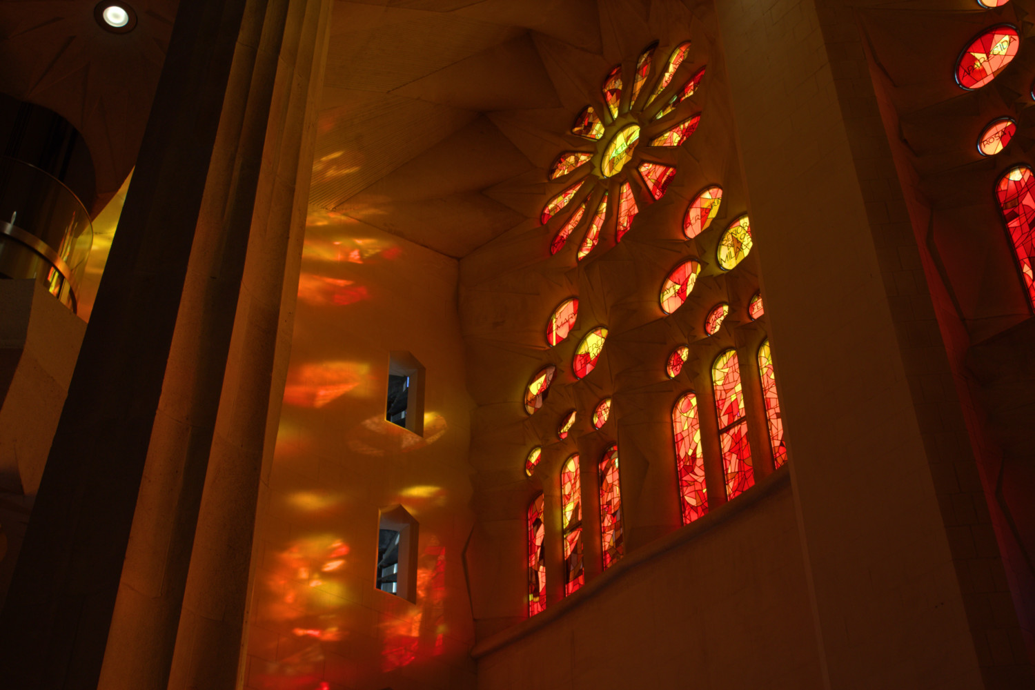 當您了解聖家堂內光線背後的歷史時，每一種色彩都將瞬間變得意義非凡。