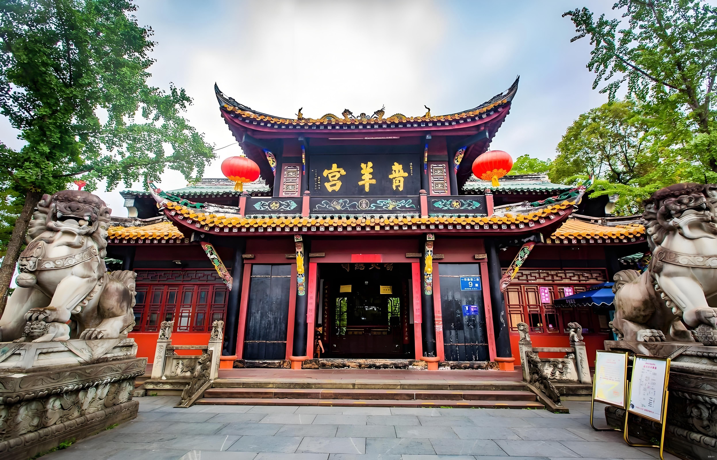 作為“川西第一道觀”，始建於周朝的它古韻悠長，精妙的古建築彰顯著道家智慧，栩栩如生的神像散發著神秘氣息，八卦亭蘊含的哲學思想耐人尋味，茶室品茶別有一番韻味。