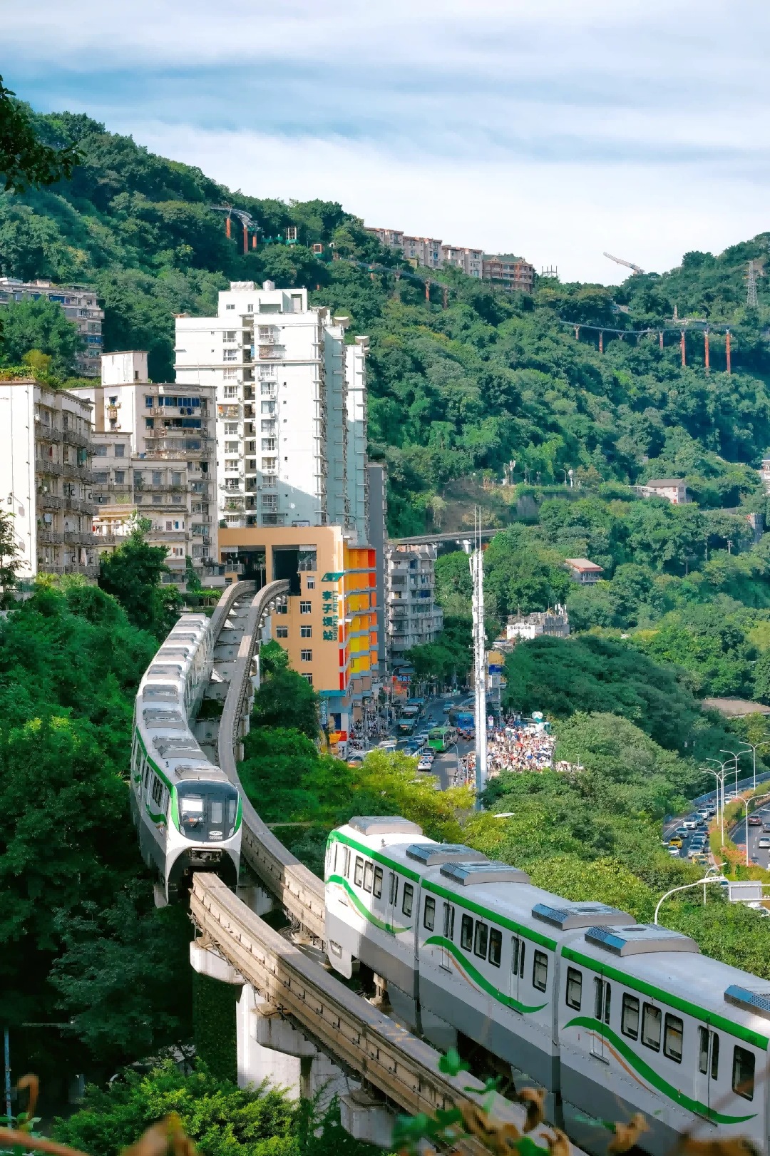 由於重慶地形複雜,土地資源有限,將輕軌站與商住樓一體化設計不僅節約了土地,還提升了城市空間的利用效率。下午三點,前往【李子壩穿樓輕軌】,在觀景平臺自由打卡拍照,看列車從頭頂呼嘯而過,感受重慶這座山城的魔幻與浪漫 由於重慶地形複雜,土地資源有限,將輕軌站與商住樓一體化設計不僅節約了土地,還提升了城市空間的利用效率。下午三點,前往【李子壩穿樓輕軌】,在觀景平臺自由打卡拍照,看列車從頭頂呼嘯而過,感受重慶這座山城的魔幻與浪漫